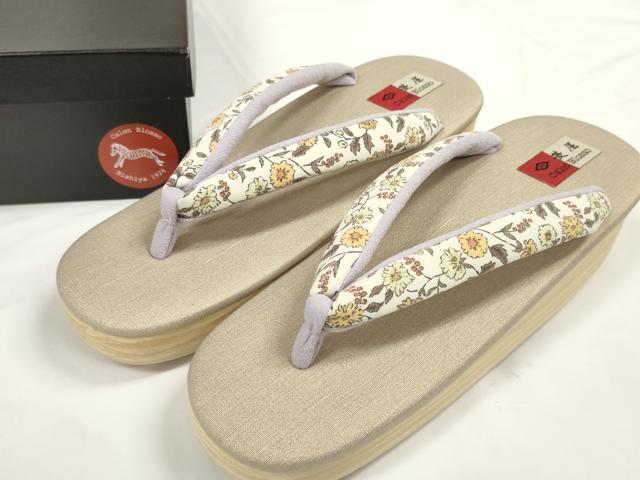 ■■■　サイズ　■■■ 長さ　約25.0cm　幅　約8cm　踵高さ　約5.5cm ■■■　商品詳細　■■■ 【未使用】 状態は特に目立ったシミ汚れなどもなく大変良い状態です。 大変上質な極上の逸品になります。 お安く出品致しますので、是非この機会にいかがでしょうか？ ■■■　注意事項　■■■ ■モニター発色の具合により色合いが異なる場合がございます。 ■寸法は多少の誤差が生じる場合がございますのでご了承ください。 ■縫込みの長さが左右非対称の場合は短い部分を記載しております。 左右非対称であってもご返品・お値引き等の保証は出来かねますので、ご了承の上ご購入をお願い致します。 ■シミ等のチェックには注意を払っておりますが、見落としがある場合もございますし、個人の見解も様々ですので神経質な方のご購入はお控えください。 ■箪笥に入っておりました着物や帯なので畳みシワや匂いがあるものもございます。 ■お休みは基本的に土日祝となりますが、その他臨時でお休みする場合がございますのでご了承ください。 ■商品の発送は平日のみの発送となります。 ■夜間と土曜、日曜日はお問い合わせの回答が遅れる場合がございます。 ■当店では、お直し、紋入れ、お手入れ等は承っておりません。 ■生地の状態（ヤケ、経年劣化等）によってはサイズ直しが出来ない場合がございます。 その点もどうかご了承のうえ、ご購入をお願いいたします。 ■弊社で取り扱う商品は一点ものにつき、時期や在庫状況に応じて金額が変更となる場合がございます。 ■検針は行っておりません。予めご了承いただきますようお願いいたします。 ■【洗える着物】と記載のある商品におきましては、商品お届け後に洗濯を行ってしまってからのご返品にはご対応しかねます。 念の為、専門店でのお手入れをお願いいたします。 ■着物のサイズ目安は下記を参考ください↓ ＜女性着物＞　お端折り次第で＋5?　−10?が着用可能サイズ 　例）身丈170?の場合、身長160?〜175? ＜男性着物＞　身丈＋約25?〜27?程が適応身長 　例）身丈155?の場合、身長180〜182?