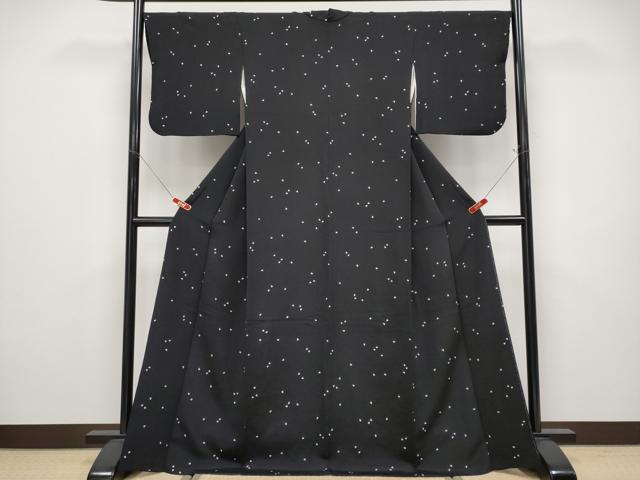 平和屋の平和屋着物●極上　小紋　舞花びら　黒地　鬼しぼ縮緬　逸品　未使用　CYAA4767s6｜アングル2