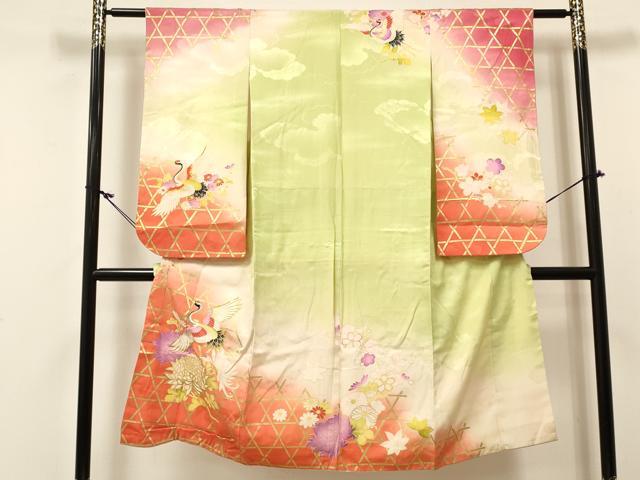 ■■■　サイズ　■■■ 【祝着】 身丈 131.5cm（肩から） 裄丈 57cm（肩上げ　0cm） 袖丈 73.5cm　縫込み 3.5cm 袖幅 30.5cm 前幅 20.5cm 後幅 26.5cm 着物縫いこみ 内揚げ 0cm （腰上げ　0cm） 裄 お袖側 約3.5cm　身頃側 約7cm ■■■　商品詳細　■■■ 着物【正絹】 状態は接写画像のように表地所々・衿裏に薄い汚れがございます。 大変上質な逸品になりますので ぜひお手入れをされてお召しになられてはいかがでしょうか。 お安く出品致しますので、是非この機会にいかがでしょうか？ ※肩上げと腰上げがされておりません。 ■■■　注意事項　■■■ ■モニター発色の具合により色合いが異なる場合がございます。 ■寸法は多少の誤差が生じる場合がございますのでご了承ください。 ■縫込みの長さが左右非対称の場合は短い部分を記載しております。 左右非対称であってもご返品・お値引き等の保証は出来かねますので、ご了承の上ご購入をお願い致します。 ■シミ等のチェックには注意を払っておりますが、見落としがある場合もございますし、個人の見解も様々ですので神経質な方のご購入はお控えください。 ■箪笥に入っておりました着物や帯なので畳みシワや匂いがあるものもございます。 ■お休みは基本的に土日祝となりますが、その他臨時でお休みする場合がございますのでご了承ください。 ■商品の発送は平日のみの発送となります。 ■夜間と土曜、日曜日はお問い合わせの回答が遅れる場合がございます。 ■当店では、お直し、紋入れ、お手入れ等は承っておりません。 ■生地の状態（ヤケ、経年劣化等）によってはサイズ直しが出来ない場合がございます。 その点もどうかご了承のうえ、ご購入をお願いいたします。 ■弊社で取り扱う商品は一点ものにつき、時期や在庫状況に応じて金額が変更となる場合がございます。 ■検針は行っておりません。予めご了承いただきますようお願いいたします。 ■【洗える着物】と記載のある商品におきましては、商品お届け後に洗濯を行ってしまってからのご返品にはご対応しかねます。 念の為、専門店でのお手入れをお願いいたします。 ■着物のサイズ目安は下記を参考ください↓ ＜女性着物＞　お端折り次第で＋5cm　−1cmが着用可能サイズ 　例）身丈170cmの場合、身長160cm〜175cm ＜男性着物＞　身丈＋約25cm〜27cm程が適応身長 　例）身丈155cmの場合、身長180〜182cm