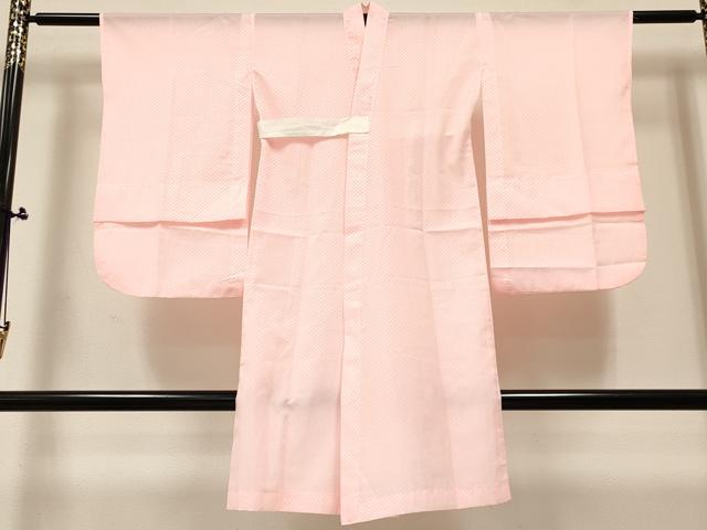 ■■■　サイズ　■■■ 【長襦袢】 身丈 95.5cm（肩から） 裄丈 55.5cm（肩上げ　0cm） 袖丈 58cm　縫込み 1.5cm 袖幅 30.5cm 前幅 31.5cm 後幅 25cm 着物縫いこみ 内揚げ 0cm （腰上げ　0cm） 裄 お袖側 約1.5cm　身頃側 約1cm ■■■　商品詳細　■■■ 長襦袢【化繊】 状態は接写画像のように裏地・左袖後・衿に薄い汚れがございますが その他特に目立ったシミ汚れなどもなく大変良い状態です。 お安く出品致しますので、是非この機会にいかがでしょうか？ ※両袖が約7.5cm上がっております。 ※肩上げと腰上げがされておりません。 ※ご自身で洗濯された場合の保証はできかねます。専門店にご相談ください。 ■■■　注意事項　■■■ ■モニター発色の具合により色合いが異なる場合がございます。 ■寸法は多少の誤差が生じる場合がございますのでご了承ください。 ■縫込みの長さが左右非対称の場合は短い部分を記載しております。 左右非対称であってもご返品・お値引き等の保証は出来かねますので、ご了承の上ご購入をお願い致します。 ■シミ等のチェックには注意を払っておりますが、見落としがある場合もございますし、個人の見解も様々ですので神経質な方のご購入はお控えください。 ■箪笥に入っておりました着物や帯なので畳みシワや匂いがあるものもございます。 ■お休みは基本的に土日祝となりますが、その他臨時でお休みする場合がございますのでご了承ください。 ■商品の発送は平日のみの発送となります。 ■夜間と土曜、日曜日はお問い合わせの回答が遅れる場合がございます。 ■当店では、お直し、紋入れ、お手入れ等は承っておりません。 ■生地の状態（ヤケ、経年劣化等）によってはサイズ直しが出来ない場合がございます。 その点もどうかご了承のうえ、ご購入をお願いいたします。 ■弊社で取り扱う商品は一点ものにつき、時期や在庫状況に応じて金額が変更となる場合がございます。 ■検針は行っておりません。予めご了承いただきますようお願いいたします。 ■【洗える着物】と記載のある商品におきましては、商品お届け後に洗濯を行ってしまってからのご返品にはご対応しかねます。 念の為、専門店でのお手入れをお願いいたします。 ■写真に写っている物が全てになります。それ以外の付属品はございませんのでご了承ください。 ■着物のサイズ目安は下記を参考ください↓ ＜女性着物＞　お端折り次第で＋5cm　－1cmが着用可能サイズ 　例）身丈170cmの場合、身長160cm～175cm ＜男性着物＞　身丈＋約25cm～27cm程が適応身長 　例）身丈155cmの場合、身長180～182cm