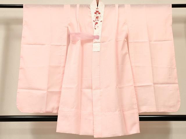 ■■■　サイズ　■■■ 【長襦袢】 身丈 87cm（肩から） 裄丈 52cm（肩上げ　2cm） 袖丈 74.5cm　縫込み 1cm 袖幅 31cm 前幅 27.5cm 後幅 25.5cm 着物縫いこみ 内揚げ 0cm （腰上げ　0cm） 裄 お袖側 約3cm　身頃側 約1cm ■■■　商品詳細　■■■ 長襦袢【化繊】 状態は特に目立ったシミ汚れなどもなく大変良い状態です。 お安く出品致しますので、是非この機会にいかがでしょうか？ ※衿裏にペン書きがございます。 ※ご自身で洗濯された場合の保証はできかねます。専門店にご相談ください。 ■■■　注意事項　■■■ ■モニター発色の具合により色合いが異なる場合がございます。 ■寸法は多少の誤差が生じる場合がございますのでご了承ください。 ■縫込みの長さが左右非対称の場合は短い部分を記載しております。 左右非対称であってもご返品・お値引き等の保証は出来かねますので、ご了承の上ご購入をお願い致します。 ■シミ等のチェックには注意を払っておりますが、見落としがある場合もございますし、個人の見解も様々ですので神経質な方のご購入はお控えください。 ■箪笥に入っておりました着物や帯なので畳みシワや匂いがあるものもございます。 ■お休みは基本的に土日祝となりますが、その他臨時でお休みする場合がございますのでご了承ください。 ■商品の発送は平日のみの発送となります。 ■夜間と土曜、日曜日はお問い合わせの回答が遅れる場合がございます。 ■当店では、お直し、紋入れ、お手入れ等は承っておりません。 ■生地の状態（ヤケ、経年劣化等）によってはサイズ直しが出来ない場合がございます。 その点もどうかご了承のうえ、ご購入をお願いいたします。 ■弊社で取り扱う商品は一点ものにつき、時期や在庫状況に応じて金額が変更となる場合がございます。 ■検針は行っておりません。予めご了承いただきますようお願いいたします。 ■【洗える着物】と記載のある商品におきましては、商品お届け後に洗濯を行ってしまってからのご返品にはご対応しかねます。 念の為、専門店でのお手入れをお願いいたします。 ■写真に写っている物が全てになります。それ以外の付属品はございませんのでご了承ください。 ■着物のサイズ目安は下記を参考ください↓ ＜女性着物＞　お端折り次第で＋5cm　－1cmが着用可能サイズ 　例）身丈170cmの場合、身長160cm～175cm ＜男性着物＞　身丈＋約25cm～27cm程が適応身長 　例）身丈155cmの場合、身長180～182cm