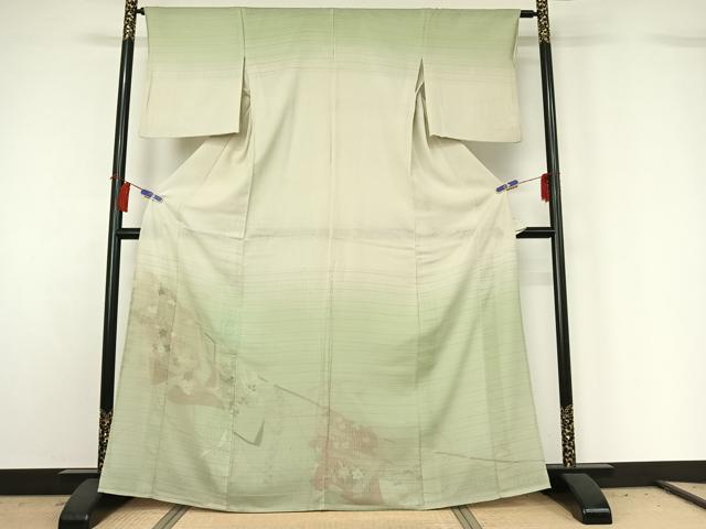 ■■■　サイズ　■■■ 身丈 165cm（肩から） 裄丈 63cm 袖丈 48cm　縫込み 5cm 袖幅 32.5cm 前幅 23cm 後幅 29cm 着物縫いこみ 内揚げ 3cm 裄 お袖側 約1cm　身頃側 約2cm ■■■　商品詳細　■■■ 【正絹】 状態は接写画像のように衿・衿裏・胴裏に薄い汚れがございますが その他特に目立ったシミ汚れなどもなく大変良い状態です。 大変上質な逸品になります。 お安く出品致しますので、是非この機会にいかがでしょうか？ ■■■　注意事項　■■■ ■モニター発色の具合により色合いが異なる場合がございます。 ■寸法は多少の誤差が生じる場合がございますのでご了承ください。 ■縫込みの長さが左右非対称の場合は短い部分を記載しております。 左右非対称であってもご返品・お値引き等の保証は出来かねますので、ご了承の上ご購入をお願い致します。 ■シミ等のチェックには注意を払っておりますが、見落としがある場合もございますし、個人の見解も様々ですので神経質な方のご購入はお控えください。 ■箪笥に入っておりました着物や帯なので畳みシワや匂いがあるものもございます。 ■お休みは基本的に土日祝となりますが、その他臨時でお休みする場合がございますのでご了承ください。 ■商品の発送は平日のみの発送となります。 ■夜間と土曜、日曜日はお問い合わせの回答が遅れる場合がございます。 ■当店では、お直し、紋入れ、お手入れ等は承っておりません。 ■生地の状態（ヤケ、経年劣化等）によってはサイズ直しが出来ない場合がございます。 その点もどうかご了承のうえ、ご購入をお願いいたします。 ■弊社で取り扱う商品は一点ものにつき、時期や在庫状況に応じて金額が変更となる場合がございます。 ■検針は行っておりません。予めご了承いただきますようお願いいたします。 ■【洗える着物】と記載のある商品におきましては、商品お届け後に洗濯を行ってしまってからのご返品にはご対応しかねます。 念の為、専門店でのお手入れをお願いいたします。 ■着物のサイズ目安は下記を参考ください↓ ＜女性着物＞　お端折り次第で＋5cm　−1cmが着用可能サイズ 　例）身丈170cmの場合、身長160cm〜175cm ＜男性着物＞　身丈＋約25cm〜27cm程が適応身長 　例）身丈155cmの場合、身長180〜182cm