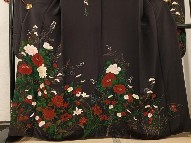 平和屋の平和屋着物●豪華振袖　刺繍　草花文　黒紅色　金彩　鬼しぼ縮緬　正絹　逸品　AABH3069ph｜アングル3