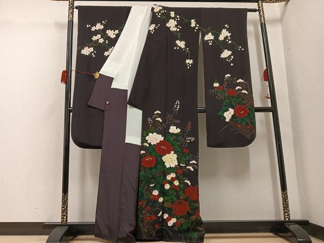 平和屋の平和屋着物●豪華振袖　刺繍　草花文　黒紅色　金彩　鬼しぼ縮緬　正絹　逸品　AABH3069ph｜アングル2