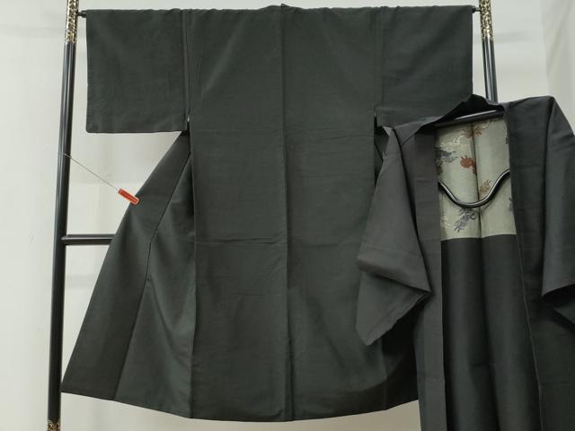 ■■■　サイズ　■■■ 【着物】 身丈 136cm（肩から） 裄丈 66.5cm 袖丈 45cm　縫込み 2.5cm 袖幅 34cm 前幅 24cm 後幅 31cm 着物縫いこみ 内揚げ 3cm 裄 お袖側 約1.5cm　身頃側 約0cm 【羽織】 身丈 93cm（肩から） 裄丈 67.5cm 袖丈 48cm　縫込み 0cm 袖幅 34cm 前幅 19.5cm 後幅 30.5cm 裄 お袖側 約1cm　身頃側 約1cm ■■■　商品詳細　■■■ 【正絹】 状態は特に目立ったシミ汚れなどもなく大変良い状態です。 大変上質な逸品になります。 お安く出品致しますので、是非この機会にいかがでしょうか？ ■■■　注意事項　■■■ ■モニター発色の具合により色合いが異なる場合がございます。 ■寸法は多少の誤差が生じる場合がございますのでご了承ください。 ■縫込みの長さが左右非対称の場合は短い部分を記載しております。 左右非対称であってもご返品・お値引き等の保証は出来かねますので、ご了承の上ご購入をお願い致します。 ■シミ等のチェックには注意を払っておりますが、見落としがある場合もございますし、個人の見解も様々ですので神経質な方のご購入はお控えください。 ■箪笥に入っておりました着物や帯なので畳みシワや匂いがあるものもございます。 ■お休みは基本的に土日祝となりますが、その他臨時でお休みする場合がございますのでご了承ください。 ■商品の発送は平日のみの発送となります。 ■夜間と土曜、日曜日はお問い合わせの回答が遅れる場合がございます。 ■当店では、お直し、紋入れ、お手入れ等は承っておりません。 ■生地の状態（ヤケ、経年劣化等）によってはサイズ直しが出来ない場合がございます。 その点もどうかご了承のうえ、ご購入をお願いいたします。 ■弊社で取り扱う商品は一点ものにつき、時期や在庫状況に応じて金額が変更となる場合がございます。 ■検針は行っておりません。予めご了承いただきますようお願いいたします。 ■【洗える着物】と記載のある商品におきましては、商品お届け後に洗濯を行ってしまってからのご返品にはご対応しかねます。 念の為、専門店でのお手入れをお願いいたします。 ■着物のサイズ目安は下記を参考ください↓ ＜女性着物＞　お端折り次第で＋5cm　−1cmが着用可能サイズ 　例）身丈170cmの場合、身長160cm〜175cm ＜男性着物＞　身丈＋約25cm〜27cm程が適応身長 　例）身丈155cmの場合、身長180〜182cm