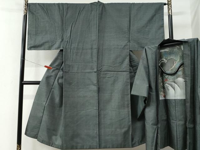 ■■■　サイズ　■■■ 【着物】 身丈 137cm（肩から） 裄丈 67cm 袖丈 48cm　縫込み 4cm 袖幅 33.5cm 前幅 26cm 後幅 32cm 着物縫いこみ 内揚げ 6cm 裄 お袖側 約2cm　身頃側 約1cm 【羽織】 身丈 87cm（肩から） 裄丈 69cm 袖丈 49cm　縫込み 0cm 袖幅 35cm 前幅 26cm 後幅 32cm 裄 お袖側 約1cm　身頃側 約1cm ■■■　商品詳細　■■■ 【正絹】 状態は特に目立ったシミ汚れなどもなく大変良い状態です。 大変上質な逸品になります。 お安く出品致しますので、是非この機会にいかがでしょうか？ ■■■　注意事項　■■■ ■モニター発色の具合により色合いが異なる場合がございます。 ■寸法は多少の誤差が生じる場合がございますのでご了承ください。 ■縫込みの長さが左右非対称の場合は短い部分を記載しております。 左右非対称であってもご返品・お値引き等の保証は出来かねますので、ご了承の上ご購入をお願い致します。 ■シミ等のチェックには注意を払っておりますが、見落としがある場合もございますし、個人の見解も様々ですので神経質な方のご購入はお控えください。 ■箪笥に入っておりました着物や帯なので畳みシワや匂いがあるものもございます。 ■お休みは基本的に土日祝となりますが、その他臨時でお休みする場合がございますのでご了承ください。 ■商品の発送は平日のみの発送となります。 ■夜間と土曜、日曜日はお問い合わせの回答が遅れる場合がございます。 ■当店では、お直し、紋入れ、お手入れ等は承っておりません。 ■生地の状態（ヤケ、経年劣化等）によってはサイズ直しが出来ない場合がございます。 その点もどうかご了承のうえ、ご購入をお願いいたします。 ■弊社で取り扱う商品は一点ものにつき、時期や在庫状況に応じて金額が変更となる場合がございます。 ■検針は行っておりません。予めご了承いただきますようお願いいたします。 ■【洗える着物】と記載のある商品におきましては、商品お届け後に洗濯を行ってしまってからのご返品にはご対応しかねます。 念の為、専門店でのお手入れをお願いいたします。 ■着物のサイズ目安は下記を参考ください↓ ＜女性着物＞　お端折り次第で＋5cm　−1cmが着用可能サイズ 　例）身丈170cmの場合、身長160cm〜175cm ＜男性着物＞　身丈＋約25cm〜27cm程が適応身長 　例）身丈155cmの場合、身長180〜182cm