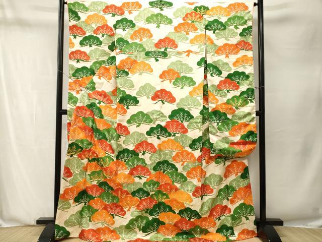■■■　サイズ　■■■ 身丈 168cm（肩から） 裄丈 65cm 袖丈 108cm　縫込み 5cm 袖幅 33cm 前幅 23cm 後幅 31cm 着物縫いこみ 内揚げ 0cm 裄 お袖側 約4cm　身頃側 約1cm ■■■　商品詳細　■■■ 【正絹】 状態は画像を添付しておりますので、そちらをご確認下さいますよう宜しくお願い致します。 大変上質な逸品になります。 お安く出品致しますので、是非この機会にいかがでしょうか？ ■■■　注意事項　■■■ ■モニター発色の具合により色合いが異なる場合がございます。 ■寸法は多少の誤差が生じる場合がございますのでご了承ください。 ■縫込みの長さが左右非対称の場合は短い部分を記載しております。 左右非対称であってもご返品・お値引き等の保証は出来かねますので、ご了承の上ご購入をお願い致します。 ■シミ等のチェックには注意を払っておりますが、見落としがある場合もございますし、個人の見解も様々ですので神経質な方のご購入はお控えください。 ■箪笥に入っておりました着物や帯なので畳みシワや匂いがあるものもございます。 ■お休みは基本的に土日祝となりますが、その他臨時でお休みする場合がございますのでご了承ください。 ■商品の発送は平日のみの発送となります。 ■夜間と土曜、日曜日はお問い合わせの回答が遅れる場合がございます。 ■当店では、お直し、紋入れ、お手入れ等は承っておりません。 ■生地の状態（ヤケ、経年劣化等）によってはサイズ直しが出来ない場合がございます。 その点もどうかご了承のうえ、ご購入をお願いいたします。 ■弊社で取り扱う商品は一点ものにつき、時期や在庫状況に応じて金額が変更となる場合がございます。 ■検針は行っておりません。予めご了承いただきますようお願いいたします。 ■【洗える着物】と記載のある商品におきましては、商品お届け後に洗濯を行ってしまってからのご返品にはご対応しかねます。 念の為、専門店でのお手入れをお願いいたします。 ■写真に写っている物が全てになります。それ以外の付属品はございませんのでご了承ください。 ■状態に関する写真につきましては、掲載可能な写真枚数に限りがあるため、各箇所につき1枚参考画像を掲載しております。 ■着物のサイズ目安は下記を参考ください↓ ＜女性着物＞　お端折り次第で＋5cm　−1cmが着用可能サイズ 　例）身丈170cmの場合、身長160cm〜175cm ＜男性着物＞　身丈＋約25cm〜27cm程が適応身長 　例）身丈155cmの場合、身長180〜182cm