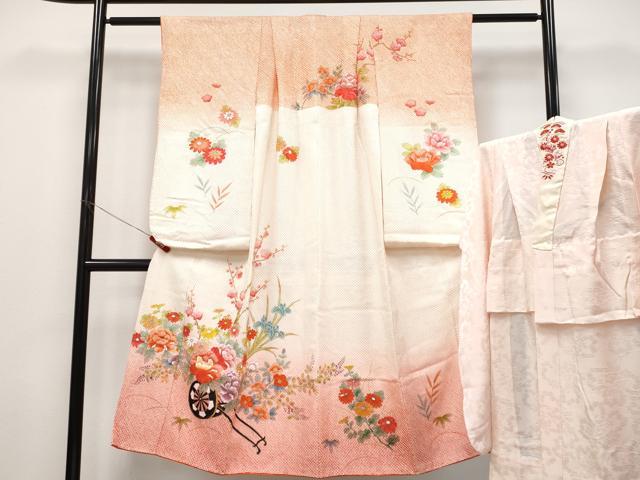 ■■■　サイズ　■■■ 【祝着・比翼仕立て】 身丈 137.5cm（肩から） 裄丈 47.5cm（肩上げ　5.5cm） 袖丈 75cm 袖幅 31cm 前幅 20.5cm 後幅 27cm 着物縫いこみ 内揚げ 4cm 裄 お袖側 約 3.5cm　身頃側 約 2.5cm 【長襦袢・無双仕立て】 身丈 87cm（肩から） 裄丈 47cm（肩上げ　6.5cm） 袖丈 74cm 袖幅 30cm 前幅 24.5cm 後幅 29cm 着物縫いこみ 内揚げ 0cm 腰揚げ 17.5cm 裄 お袖側 約 2cm　身頃側 約 2cm ■■■　商品詳細　■■■ 【正絹】 状態は特に目立ったシミ汚れなどもなく大変良い状態です。 大変上質な極上の逸品になります。 お安く出品致しますので、是非この機会にいかがでしょうか？ ■■■　注意事項　■■■ ■モニター発色の具合により色合いが異なる場合がございます。 ■寸法は多少の誤差が生じる場合がございますのでご了承ください。 ■縫込みの長さが左右非対称の場合は短い部分を記載しております。 左右非対称であってもご返品・お値引き等の保証は出来かねますので、ご了承の上ご購入をお願い致します。 ■シミ等のチェックには注意を払っておりますが、見落としがある場合もございますし、個人の見解も様々ですので神経質な方のご購入はお控えください。 ■箪笥に入っておりました着物や帯なので畳みシワや匂いがあるものもございます。 ■お休みは基本的に土日祝となりますが、その他臨時でお休みする場合がございますのでご了承ください。 ■商品の発送は平日のみの発送となります。 ■夜間と土曜、日曜日はお問い合わせの回答が遅れる場合がございます。 ■当店では、お直し、紋入れ、お手入れ等は承っておりません。 ■生地の状態（ヤケ、経年劣化等）によってはサイズ直しが出来ない場合がございます。 その点もどうかご了承のうえ、ご購入をお願いいたします。 ■弊社で取り扱う商品は一点ものにつき、時期や在庫状況に応じて金額が変更となる場合がございます。 ■検針は行っておりません。予めご了承いただきますようお願いいたします。 ■【洗える着物】と記載のある商品におきましては、商品お届け後に洗濯を行ってしまってからのご返品にはご対応しかねます。 念の為、専門店でのお手入れをお願いいたします。 ■着物のサイズ目安は下記を参考ください↓ ＜女性着物＞　お端折り次第で＋5?　−10?が着用可能サイズ 　例）身丈170?の場合、身長160?〜175? ＜男性着物＞　身丈＋約25?〜27?程が適応身長 　例）身丈155?の場合、身長180〜182?