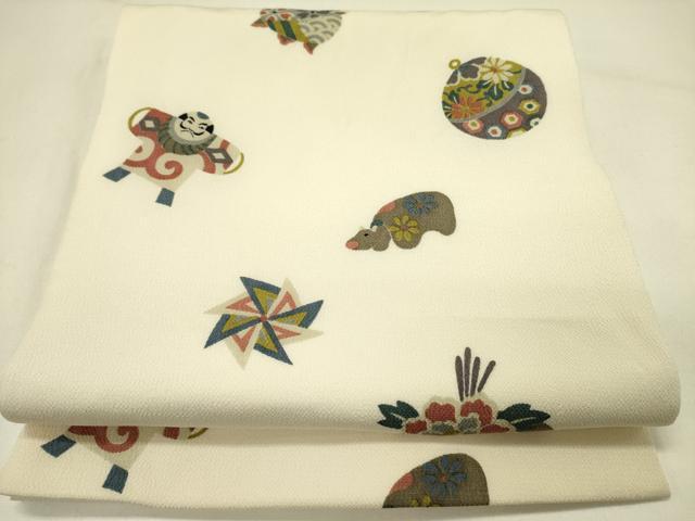 ■■■　サイズ　■■■ 長さ 384cm 幅 30.5cm程 ■■■　商品詳細　■■■ 【正絹】 状態は接写画像のように 太鼓上部に薄い汚れがございますが その他特に目立ったシミ汚れなどもなく大変良い状態です。 大変上質な逸品になります。 お安く出品致しますので、是非この機会にいかがでしょうか？ ■■■　注意事項　■■■ ■モニター発色の具合により色合いが異なる場合がございます。 ■寸法は多少の誤差が生じる場合がございますのでご了承ください。 ■縫込みの長さが左右非対称の場合は短い部分を記載しております。 左右非対称であってもご返品・お値引き等の保証は出来かねますので、ご了承の上ご購入をお願い致します。 ■シミ等のチェックには注意を払っておりますが、見落としがある場合もございますし、個人の見解も様々ですので神経質な方のご購入はお控えください。 ■箪笥に入っておりました着物や帯なので畳みシワや匂いがあるものもございます。 ■お休みは基本的に土日祝となりますが、その他臨時でお休みする場合がございますのでご了承ください。 ■商品の発送は平日のみの発送となります。 ■夜間と土曜、日曜日はお問い合わせの回答が遅れる場合がございます。 ■当店では、お直し、紋入れ、お手入れ等は承っておりません。 ■生地の状態（ヤケ、経年劣化等）によってはサイズ直しが出来ない場合がございます。 その点もどうかご了承のうえ、ご購入をお願いいたします。 ■弊社で取り扱う商品は一点ものにつき、時期や在庫状況に応じて金額が変更となる場合がございます。 ■検針は行っておりません。予めご了承いただきますようお願いいたします。 ■【洗える着物】と記載のある商品におきましては、商品お届け後に洗濯を行ってしまってからのご返品にはご対応しかねます。 念の為、専門店でのお手入れをお願いいたします。 ■着物のサイズ目安は下記を参考ください↓ ＜女性着物＞　お端折り次第で＋5cm　−1cmが着用可能サイズ 　例）身丈170cmの場合、身長160cm〜175cm ＜男性着物＞　身丈＋約25cm〜27cm程が適応身長 　例）身丈155cmの場合、身長180〜182cm