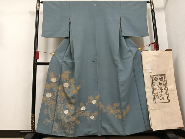 ■■■　サイズ　■■■ 身丈 156cm（肩から） 裄丈 63cm 袖丈 47cm　縫込み 3cm 袖幅 31cm 前幅 24cm 後幅 28cm 着物縫いこみ 内揚げ 0cm 裄 お袖側 約1cm　身頃側 約1cm ■■■　商品詳細　■■■ 【正絹・一つ紋】 状態は接写画像のように袖口・衿裏・胴裏・衿山・両袖に薄い汚れ、表地にヤケがございます。 大変上質な逸品になりますのでぜひお手入れをされてお召しになられてはいかがでしょうか。 お安く出品致しますので、是非この機会にいかがでしょうか？ ※若干保管臭がございます。 ■■■　注意事項　■■■ ■モニター発色の具合により色合いが異なる場合がございます。 ■寸法は多少の誤差が生じる場合がございますのでご了承ください。 ■縫込みの長さが左右非対称の場合は短い部分を記載しております。 左右非対称であってもご返品・お値引き等の保証は出来かねますので、ご了承の上ご購入をお願い致します。 ■シミ等のチェックには注意を払っておりますが、見落としがある場合もございますし、個人の見解も様々ですので神経質な方のご購入はお控えください。 ■箪笥に入っておりました着物や帯なので畳みシワや匂いがあるものもございます。 ■お休みは基本的に土日祝となりますが、その他臨時でお休みする場合がございますのでご了承ください。 ■商品の発送は平日のみの発送となります。 ■夜間と土曜、日曜日はお問い合わせの回答が遅れる場合がございます。 ■当店では、お直し、紋入れ、お手入れ等は承っておりません。 ■生地の状態（ヤケ、経年劣化等）によってはサイズ直しが出来ない場合がございます。 その点もどうかご了承のうえ、ご購入をお願いいたします。 ■弊社で取り扱う商品は一点ものにつき、時期や在庫状況に応じて金額が変更となる場合がございます。 ■検針は行っておりません。予めご了承いただきますようお願いいたします。 ■【洗える着物】と記載のある商品におきましては、商品お届け後に洗濯を行ってしまってからのご返品にはご対応しかねます。 念の為、専門店でのお手入れをお願いいたします。 ■着物のサイズ目安は下記を参考ください↓ ＜女性着物＞　お端折り次第で＋5cm　−1cmが着用可能サイズ 　例）身丈170cmの場合、身長160cm〜175cm ＜男性着物＞　身丈＋約25cm〜27cm程が適応身長 　例）身丈155cmの場合、身長180〜182cm