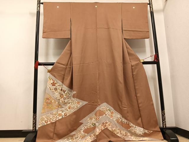 ■■■　サイズ　■■■ 身丈 164.5cm（肩から） 裄丈 64.5cm 袖丈 47.5cm　縫込み 4cm 袖幅 32cm 前幅 24.5cm 後幅 30cm 着物縫いこみ 内揚げ 0cm 裄 お袖側 約2.5cm　身頃側 約1.5cm ■■■　商品詳細　■■■ 【正絹・三つ紋・比翼仕立て】 状態は接写画像のように袖口・衿山に薄い汚れがございますが その他特に目立ったシミ汚れなどもなく大変良い状態です。 昭和33年(1958年)の皇太子明仁親王成婚に際し、 皇太子妃美智子の調度品をはじめ、各宮家の調度品を受注した 創業460年を迎えた「千總」の逸品です。 ※こちらのお品に千總のタグ、落款はございませんが お譲りいただいた方からも千總のお品と聞いておりまして 千總さんに確認しましたところ、 当時落款なしで制作しておりますお着物もございます。 との回答を頂きました。 お手に取って頂ければ、素晴らしさを実感して頂けるかと思います。 落款、証紙などがないためご不安な方は入札をお控えください。 大変上質な逸品になります。 お安く出品致しますので、是非この機会にいかがでしょうか？ ■■■　注意事項　■■■ ■モニター発色の具合により色合いが異なる場合がございます。 ■寸法は多少の誤差が生じる場合がございますのでご了承ください。 ■縫込みの長さが左右非対称の場合は短い部分を記載しております。 左右非対称であってもご返品・お値引き等の保証は出来かねますので、ご了承の上ご購入をお願い致します。 ■シミ等のチェックには注意を払っておりますが、見落としがある場合もございますし、個人の見解も様々ですので神経質な方のご購入はお控えください。 ■箪笥に入っておりました着物や帯なので畳みシワや匂いがあるものもございます。 ■お休みは基本的に土日祝となりますが、その他臨時でお休みする場合がございますのでご了承ください。 ■商品の発送は平日のみの発送となります。 ■夜間と土曜、日曜日はお問い合わせの回答が遅れる場合がございます。 ■当店では、お直し、紋入れ、お手入れ等は承っておりません。 ■生地の状態（ヤケ、経年劣化等）によってはサイズ直しが出来ない場合がございます。 その点もどうかご了承のうえ、ご購入をお願いいたします。 ■弊社で取り扱う商品は一点ものにつき、時期や在庫状況に応じて金額が変更となる場合がございます。 ■検針は行っておりません。予めご了承いただきますようお願いいたします。 ■【洗える着物】と記載のある商品におきましては、商品お届け後に洗濯を行ってしまってからのご返品にはご対応しかねます。 念の為、専門店でのお手入れをお願いいたします。 ■着物のサイズ目安は下記を参考ください↓ ＜女性着物＞　お端折り次第で＋5cm　−1cmが着用可能サイズ 　例）身丈170cmの場合、身長160cm〜175cm ＜男性着物＞　身丈＋約25cm〜27cm程が適応身長 　例）身丈155cmの場合、身長180〜182cm