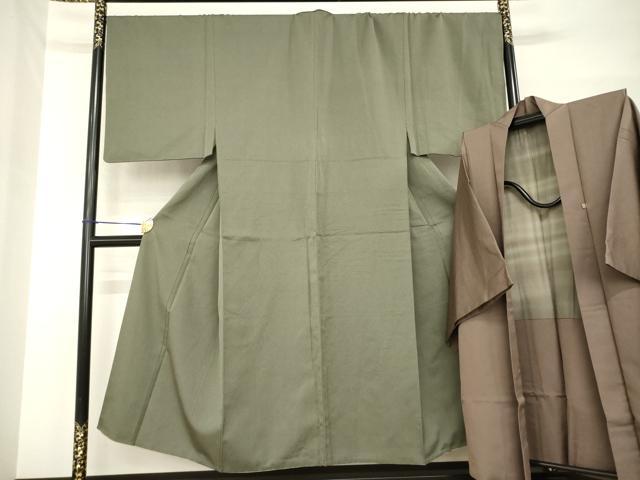 ■■■　サイズ　■■■ 【着物】 身丈 147cm（肩から） 裄丈 71cm 袖丈 54cm　縫込み 6cm 袖幅 36cm 前幅 28cm 後幅 30cm 着物縫いこみ 内揚げ 10.5cm 裄 お袖側 約1.5cm　身頃側 約2cm 【羽織】 身丈 98cm（肩から） 裄丈 72cm 袖丈 54cm　縫込み 5.5cm 袖幅 36cm 前幅 20.5cm 後幅 30cm 裄 お袖側 約2cm　身頃側 約1cm ■■■　商品詳細　■■■ 【正絹・一つ紋】 着物の状態は接写画像のように胴裏・衿山に薄い汚れがございますが その他特に目立ったシミ汚れなどもなく大変良い状態です。 羽織の状態は接写画像のように左袖後に薄い汚れがございますが その他特に目立ったシミ汚れなどもなく大変良い状態です。 大変上質な逸品になります。 お安く出品致しますので、是非この機会にいかがでしょうか？ ■■■　注意事項　■■■ ■モニター発色の具合により色合いが異なる場合がございます。 ■寸法は多少の誤差が生じる場合がございますのでご了承ください。 ■縫込みの長さが左右非対称の場合は短い部分を記載しております。 左右非対称であってもご返品・お値引き等の保証は出来かねますので、ご了承の上ご購入をお願い致します。 ■シミ等のチェックには注意を払っておりますが、見落としがある場合もございますし、個人の見解も様々ですので神経質な方のご購入はお控えください。 ■箪笥に入っておりました着物や帯なので畳みシワや匂いがあるものもございます。 ■お休みは基本的に土日祝となりますが、その他臨時でお休みする場合がございますのでご了承ください。 ■商品の発送は平日のみの発送となります。 ■夜間と土曜、日曜日はお問い合わせの回答が遅れる場合がございます。 ■当店では、お直し、紋入れ、お手入れ等は承っておりません。 ■生地の状態（ヤケ、経年劣化等）によってはサイズ直しが出来ない場合がございます。 その点もどうかご了承のうえ、ご購入をお願いいたします。 ■弊社で取り扱う商品は一点ものにつき、時期や在庫状況に応じて金額が変更となる場合がございます。 ■検針は行っておりません。予めご了承いただきますようお願いいたします。 ■【洗える着物】と記載のある商品におきましては、商品お届け後に洗濯を行ってしまってからのご返品にはご対応しかねます。 念の為、専門店でのお手入れをお願いいたします。 ■着物のサイズ目安は下記を参考ください↓ ＜女性着物＞　お端折り次第で＋5cm　−1cmが着用可能サイズ 　例）身丈170cmの場合、身長160cm〜175cm ＜男性着物＞　身丈＋約25cm〜27cm程が適応身長 　例）身丈155cmの場合、身長180〜182cm