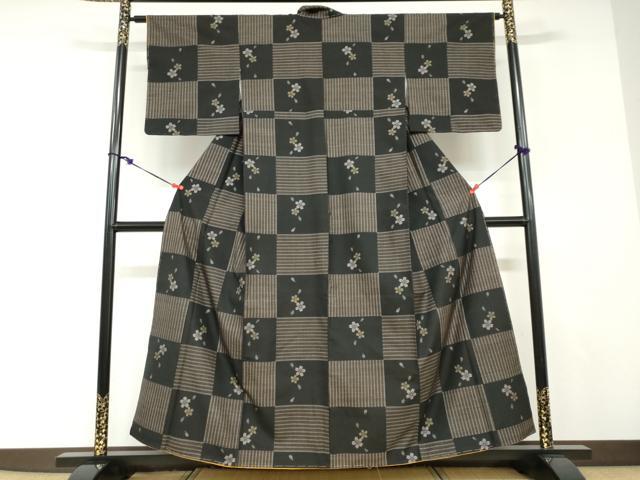 平和屋の平和屋着物●本場大島紬　9マルキ　舞桜格子文　正絹　逸品　未使用　DABD9042ud｜アングル2