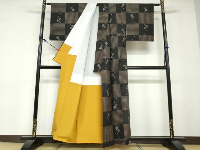 平和屋の平和屋着物●本場大島紬　9マルキ　舞桜格子文　正絹　逸品　未使用　DABD9042ud｜アングル3