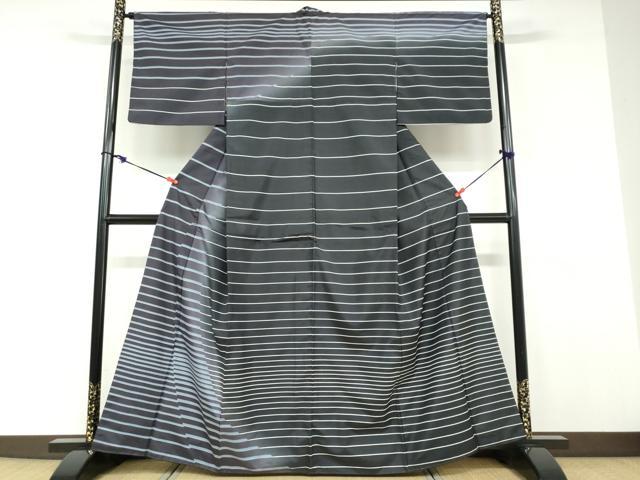 ■■■　サイズ　■■■ 身丈 160cm（肩から） 裄丈 65.5cm 袖丈 46cm　縫込み 4cm 袖幅 34.5cm 前幅 25cm 後幅 30cm 着物縫いこみ 内揚げ 5cm 裄 お袖側 約3cm　身頃側 約4cm ■■■　商品詳細　■■■ 【正絹】 状態は接写画像のように袖口・胴裏・衿山に薄い汚れがございますが その他特に目立ったシミ汚れなどもなく大変良い状態です。 大変上質な逸品になります。 お安く出品致しますので、是非この機会にいかがでしょうか？ ■■■　注意事項　■■■ ■モニター発色の具合により色合いが異なる場合がございます。 ■寸法は多少の誤差が生じる場合がございますのでご了承ください。 ■縫込みの長さが左右非対称の場合は短い部分を記載しております。 左右非対称であってもご返品・お値引き等の保証は出来かねますので、ご了承の上ご購入をお願い致します。 ■シミ等のチェックには注意を払っておりますが、見落としがある場合もございますし、個人の見解も様々ですので神経質な方のご購入はお控えください。 ■箪笥に入っておりました着物や帯なので畳みシワや匂いがあるものもございます。 ■お休みは基本的に土日祝となりますが、その他臨時でお休みする場合がございますのでご了承ください。 ■商品の発送は平日のみの発送となります。 ■夜間と土曜、日曜日はお問い合わせの回答が遅れる場合がございます。 ■当店では、お直し、紋入れ、お手入れ等は承っておりません。 ■生地の状態（ヤケ、経年劣化等）によってはサイズ直しが出来ない場合がございます。 その点もどうかご了承のうえ、ご購入をお願いいたします。 ■弊社で取り扱う商品は一点ものにつき、時期や在庫状況に応じて金額が変更となる場合がございます。 ■検針は行っておりません。予めご了承いただきますようお願いいたします。 ■【洗える着物】と記載のある商品におきましては、商品お届け後に洗濯を行ってしまってからのご返品にはご対応しかねます。 念の為、専門店でのお手入れをお願いいたします。 ■着物のサイズ目安は下記を参考ください↓ ＜女性着物＞　お端折り次第で＋5cm　−1cmが着用可能サイズ 　例）身丈170cmの場合、身長160cm〜175cm ＜男性着物＞　身丈＋約25cm〜27cm程が適応身長 　例）身丈155cmの場合、身長180〜182cm