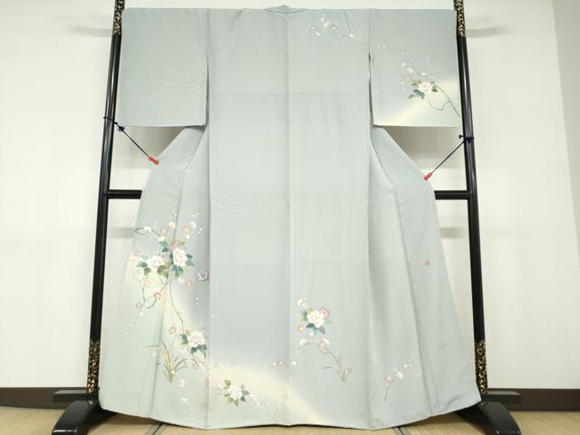 ■■■　サイズ　■■■ 身丈 162cm（肩から） 裄丈 70cm 袖丈 52cm　縫込み 9cm 袖幅 36cm 前幅 26cm 後幅 29.5cm 着物縫いこみ 内揚げ 9cm 裄 お袖側 約1cm　身頃側 約1cm ■■■　商品詳細　■■■ 【正絹】 状態は接写画像のように上前・右袖前・衿に薄い汚れがございますが その他特に目立ったシミ汚れなどもなく大変良い状態です。 大変上質な逸品になります。 お安く出品致しますので、是非この機会にいかがでしょうか？ ■■■　注意事項　■■■ ■モニター発色の具合により色合いが異なる場合がございます。 ■寸法は多少の誤差が生じる場合がございますのでご了承ください。 ■縫込みの長さが左右非対称の場合は短い部分を記載しております。 左右非対称であってもご返品・お値引き等の保証は出来かねますので、ご了承の上ご購入をお願い致します。 ■シミ等のチェックには注意を払っておりますが、見落としがある場合もございますし、個人の見解も様々ですので神経質な方のご購入はお控えください。 ■箪笥に入っておりました着物や帯なので畳みシワや匂いがあるものもございます。 ■お休みは基本的に土日祝となりますが、その他臨時でお休みする場合がございますのでご了承ください。 ■商品の発送は平日のみの発送となります。 ■夜間と土曜、日曜日はお問い合わせの回答が遅れる場合がございます。 ■当店では、お直し、紋入れ、お手入れ等は承っておりません。 ■生地の状態（ヤケ、経年劣化等）によってはサイズ直しが出来ない場合がございます。 その点もどうかご了承のうえ、ご購入をお願いいたします。 ■弊社で取り扱う商品は一点ものにつき、時期や在庫状況に応じて金額が変更となる場合がございます。 ■検針は行っておりません。予めご了承いただきますようお願いいたします。 ■【洗える着物】と記載のある商品におきましては、商品お届け後に洗濯を行ってしまってからのご返品にはご対応しかねます。 念の為、専門店でのお手入れをお願いいたします。 ■着物のサイズ目安は下記を参考ください↓ ＜女性着物＞　お端折り次第で＋5cm　−1cmが着用可能サイズ 　例）身丈170cmの場合、身長160cm〜175cm ＜男性着物＞　身丈＋約25cm〜27cm程が適応身長 　例）身丈155cmの場合、身長180〜182cm