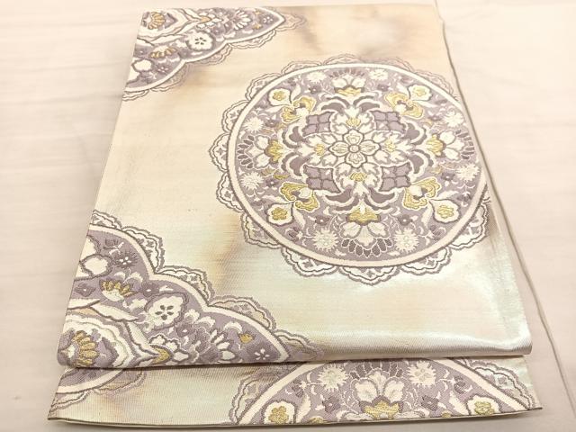 ■■■　サイズ　■■■ 長さ 414cm 幅 30.5cm程 ■■■　商品詳細　■■■ 【正絹】 詳細に関しましては、画像をご確認ください。 大変上質な逸品になります。 お安く出品致しますので、是非この機会にいかがでしょうか？ ※汚れ等に関しましては、着用時には見えない部分になると思いますのであまり気にならずお召になれるかと思います。 ■■■　注意事項　■■■ ■モニター発色の具合により色合いが異なる場合がございます。 ■寸法は多少の誤差が生じる場合がございますのでご了承ください。 ■縫込みの長さが左右非対称の場合は短い部分を記載しております。 左右非対称であってもご返品・お値引き等の保証は出来かねますので、ご了承の上ご購入をお願い致します。 ■シミ等のチェックには注意を払っておりますが、見落としがある場合もございますし、個人の見解も様々ですので神経質な方のご購入はお控えください。 ■箪笥に入っておりました着物や帯なので畳みシワや匂いがあるものもございます。 ■お休みは基本的に土日祝となりますが、その他臨時でお休みする場合がございますのでご了承ください。 ■商品の発送は平日のみの発送となります。 ■夜間と土曜、日曜日はお問い合わせの回答が遅れる場合がございます。 ■当店では、お直し、紋入れ、お手入れ等は承っておりません。 ■生地の状態（ヤケ、経年劣化等）によってはサイズ直しが出来ない場合がございます。 その点もどうかご了承のうえ、ご購入をお願いいたします。 ■弊社で取り扱う商品は一点ものにつき、時期や在庫状況に応じて金額が変更となる場合がございます。 ■検針は行っておりません。予めご了承いただきますようお願いいたします。 ■【洗える着物】と記載のある商品におきましては、商品お届け後に洗濯を行ってしまってからのご返品にはご対応しかねます。 念の為、専門店でのお手入れをお願いいたします。 ■着物のサイズ目安は下記を参考ください↓ ＜女性着物＞　お端折り次第で＋5cm　−1cmが着用可能サイズ 　例）身丈170cmの場合、身長160cm〜175cm ＜男性着物＞　身丈＋約25cm〜27cm程が適応身長 　例）身丈155cmの場合、身長180〜182cm
