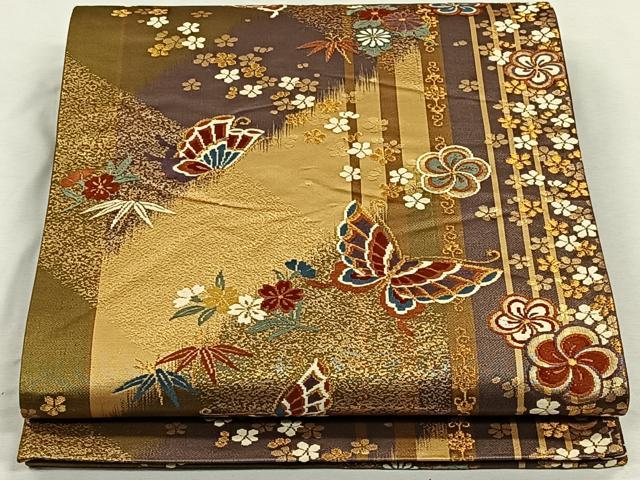 ■■■　サイズ　■■■ 長さ 458cm 幅 31.5cm程 ■■■　商品詳細　■■■ 【正絹・芯なし】 詳細に関しましては、画像をご確認ください。 大変上質な逸品になります。 お安く出品致しますので、是非この機会にいかがでしょうか？ ※汚れ等に関しましては、着用時には見えない部分になるかと思いますのであまり気にならずお召になれるかと思います。 ■■■　注意事項　■■■ ■モニター発色の具合により色合いが異なる場合がございます。 ■寸法は多少の誤差が生じる場合がございますのでご了承ください。 ■縫込みの長さが左右非対称の場合は短い部分を記載しております。 左右非対称であってもご返品・お値引き等の保証は出来かねますので、ご了承の上ご購入をお願い致します。 ■シミ等のチェックには注意を払っておりますが、見落としがある場合もございますし、個人の見解も様々ですので神経質な方のご購入はお控えください。 ■箪笥に入っておりました着物や帯なので畳みシワや匂いがあるものもございます。 ■お休みは基本的に土日祝となりますが、その他臨時でお休みする場合がございますのでご了承ください。 ■商品の発送は平日のみの発送となります。 ■夜間と土曜、日曜日はお問い合わせの回答が遅れる場合がございます。 ■当店では、お直し、紋入れ、お手入れ等は承っておりません。 ■生地の状態（ヤケ、経年劣化等）によってはサイズ直しが出来ない場合がございます。 その点もどうかご了承のうえ、ご購入をお願いいたします。 ■弊社で取り扱う商品は一点ものにつき、時期や在庫状況に応じて金額が変更となる場合がございます。 ■検針は行っておりません。予めご了承いただきますようお願いいたします。 ■【洗える着物】と記載のある商品におきましては、商品お届け後に洗濯を行ってしまってからのご返品にはご対応しかねます。 念の為、専門店でのお手入れをお願いいたします。 ■着物のサイズ目安は下記を参考ください↓ ＜女性着物＞　お端折り次第で＋5cm　−1cmが着用可能サイズ 　例）身丈170cmの場合、身長160cm〜175cm ＜男性着物＞　身丈＋約25cm〜27cm程が適応身長 　例）身丈155cmの場合、身長180〜182cm