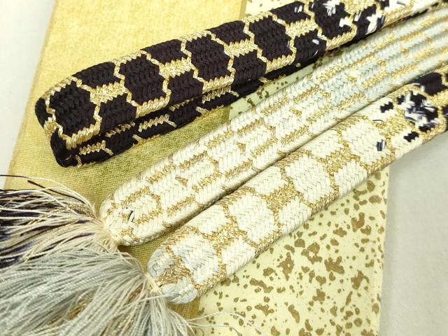 ■■■　サイズ　■■■ 長さ　約153cm（房を除く） ■■■　商品詳細　■■■ 【正絹】 状態は接写画像のように、所々に薄い汚れがございます。 大変上質な極上の逸品になります。 お安く出品致しますので、是非この機会にいかがでしょうか？ ■■■　注意事項　■■■ ■モニター発色の具合により色合いが異なる場合がございます。 ■寸法は多少の誤差が生じる場合がございますのでご了承ください。 ■縫込みの長さが左右非対称の場合は短い部分を記載しております。 左右非対称であってもご返品・お値引き等の保証は出来かねますので、ご了承の上ご購入をお願い致します。 ■シミ等のチェックには注意を払っておりますが、見落としがある場合もございますし、個人の見解も様々ですので神経質な方のご購入はお控えください。 ■箪笥に入っておりました着物や帯なので畳みシワや匂いがあるものもございます。 ■お休みは基本的に土日祝となりますが、その他臨時でお休みする場合がございますのでご了承ください。 ■商品の発送は平日のみの発送となります。 ■夜間と土曜、日曜日はお問い合わせの回答が遅れる場合がございます。 ■当店では、お直し、紋入れ、お手入れ等は承っておりません。 ■生地の状態（ヤケ、経年劣化等）によってはサイズ直しが出来ない場合がございます。 その点もどうかご了承のうえ、ご購入をお願いいたします。 ■弊社で取り扱う商品は一点ものにつき、時期や在庫状況に応じて金額が変更となる場合がございます。 ■検針は行っておりません。予めご了承いただきますようお願いいたします。 ■【洗える着物】と記載のある商品におきましては、商品お届け後に洗濯を行ってしまってからのご返品にはご対応しかねます。 念の為、専門店でのお手入れをお願いいたします。 ■着物のサイズ目安は下記を参考ください↓ ＜女性着物＞　お端折り次第で＋5?　−10?が着用可能サイズ 　例）身丈170?の場合、身長160?〜175? ＜男性着物＞　身丈＋約25?〜27?程が適応身長 　例）身丈155?の場合、身長180〜182?