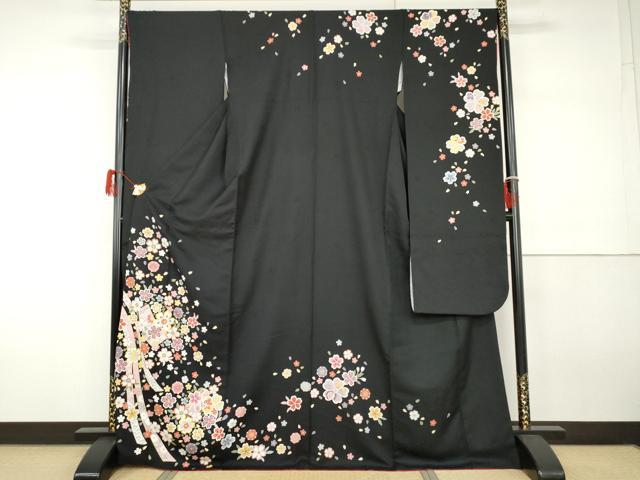 ■■■　サイズ　■■■ 身丈 169cm（肩から） 裄丈 69cm 袖丈 113cm　縫込み 7cm 袖幅 35cm 前幅 24.5cm 後幅 29.5cm 着物縫いこみ 内揚げ 2.5cm 裄 お袖側 約1cm　身頃側 約1cm ■■■　商品詳細　■■■ 【正絹】 状態は特に目立ったシミ汚れなどもなく大変良い状態です。 大変上質な逸品になります。 お安く出品致しますので、是非この機会にいかがでしょうか？ ■■■　注意事項　■■■ ■モニター発色の具合により色合いが異なる場合がございます。 ■寸法は多少の誤差が生じる場合がございますのでご了承ください。 ■縫込みの長さが左右非対称の場合は短い部分を記載しております。 左右非対称であってもご返品・お値引き等の保証は出来かねますので、ご了承の上ご購入をお願い致します。 ■シミ等のチェックには注意を払っておりますが、見落としがある場合もございますし、個人の見解も様々ですので神経質な方のご購入はお控えください。 ■箪笥に入っておりました着物や帯なので畳みシワや匂いがあるものもございます。 ■お休みは基本的に土日祝となりますが、その他臨時でお休みする場合がございますのでご了承ください。 ■商品の発送は平日のみの発送となります。 ■夜間と土曜、日曜日はお問い合わせの回答が遅れる場合がございます。 ■当店では、お直し、紋入れ、お手入れ等は承っておりません。 ■生地の状態（ヤケ、経年劣化等）によってはサイズ直しが出来ない場合がございます。 その点もどうかご了承のうえ、ご購入をお願いいたします。 ■弊社で取り扱う商品は一点ものにつき、時期や在庫状況に応じて金額が変更となる場合がございます。 ■検針は行っておりません。予めご了承いただきますようお願いいたします。 ■【洗える着物】と記載のある商品におきましては、商品お届け後に洗濯を行ってしまってからのご返品にはご対応しかねます。 念の為、専門店でのお手入れをお願いいたします。 ■着物のサイズ目安は下記を参考ください↓ ＜女性着物＞　お端折り次第で＋5cm　−1cmが着用可能サイズ 　例）身丈170cmの場合、身長160cm〜175cm ＜男性着物＞　身丈＋約25cm〜27cm程が適応身長 　例）身丈155cmの場合、身長180〜182cm