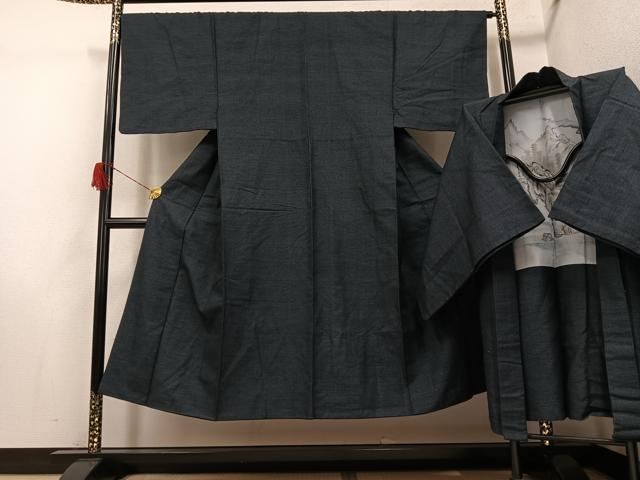 ■■■　サイズ　■■■ 【着物】 身丈 141cm（肩から） 裄丈 66.5cm 袖丈 47cm　縫込み 2.5cm 袖幅 33.5cm 前幅 23cm 後幅 30cm 着物縫いこみ 内揚げ 1cm 裄 お袖側 約3cm　身頃側 約3cm 【羽織】 身丈 91cm（肩から） 裄丈 68cm 袖丈 47cm　縫込み 4.5cm 袖幅 34cm 前幅 19cm 後幅 29cm 裄 お袖側 約3cm　身頃側 約1cm ■■■　商品詳細　■■■ 【正絹】 着物の状態は接写画像のように衿に薄い汚れがございますが その他特に目立ったシミ汚れなどもなく大変良い状態です。 羽織の状態は特に目立ったシミ汚れなどもなく大変良い状態です。 大変上質な逸品になります。 お安く出品致しますので、是非この機会にいかがでしょうか？ ■■■　注意事項　■■■ ■モニター発色の具合により色合いが異なる場合がございます。 ■寸法は多少の誤差が生じる場合がございますのでご了承ください。 ■縫込みの長さが左右非対称の場合は短い部分を記載しております。 左右非対称であってもご返品・お値引き等の保証は出来かねますので、ご了承の上ご購入をお願い致します。 ■シミ等のチェックには注意を払っておりますが、見落としがある場合もございますし、個人の見解も様々ですので神経質な方のご購入はお控えください。 ■箪笥に入っておりました着物や帯なので畳みシワや匂いがあるものもございます。 ■お休みは基本的に土日祝となりますが、その他臨時でお休みする場合がございますのでご了承ください。 ■商品の発送は平日のみの発送となります。 ■夜間と土曜、日曜日はお問い合わせの回答が遅れる場合がございます。 ■当店では、お直し、紋入れ、お手入れ等は承っておりません。 ■生地の状態（ヤケ、経年劣化等）によってはサイズ直しが出来ない場合がございます。 その点もどうかご了承のうえ、ご購入をお願いいたします。 ■弊社で取り扱う商品は一点ものにつき、時期や在庫状況に応じて金額が変更となる場合がございます。 ■検針は行っておりません。予めご了承いただきますようお願いいたします。 ■【洗える着物】と記載のある商品におきましては、商品お届け後に洗濯を行ってしまってからのご返品にはご対応しかねます。 念の為、専門店でのお手入れをお願いいたします。 ■着物のサイズ目安は下記を参考ください↓ ＜女性着物＞　お端折り次第で＋5cm　−1cmが着用可能サイズ 　例）身丈170cmの場合、身長160cm〜175cm ＜男性着物＞　身丈＋約25cm〜27cm程が適応身長 　例）身丈155cmの場合、身長180〜182cm