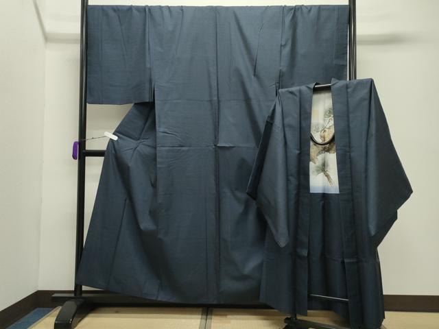 ■■■　サイズ　■■■ 【着物】 身丈 155.5cm（肩から） 裄丈 72cm 袖丈 52.5cm　縫込み 5.5cm 袖幅 38cm 前幅 26.5cm 後幅 32cm 着物縫いこみ 内揚げ 4.5cm 裄 お袖側 約2cm　身頃側 約4cm 【羽織】 身丈 102cm（肩から） 裄丈 73.5cm 袖丈 53.5cm　縫込み 5.5cm 袖幅 39cm 前幅 23cm 後幅 32.5cm 裄 お袖側 約1.5cm　身頃側 約4cm ■■■　商品詳細　■■■ 【正絹】 状態は特に目立ったシミ汚れなどもなく大変良い状態です。 大変上質な逸品になります。 お安く出品致しますので、是非この機会にいかがでしょうか？ ■■■　注意事項　■■■ ■モニター発色の具合により色合いが異なる場合がございます。 ■寸法は多少の誤差が生じる場合がございますのでご了承ください。 ■縫込みの長さが左右非対称の場合は短い部分を記載しております。 左右非対称であってもご返品・お値引き等の保証は出来かねますので、ご了承の上ご購入をお願い致します。 ■シミ等のチェックには注意を払っておりますが、見落としがある場合もございますし、個人の見解も様々ですので神経質な方のご購入はお控えください。 ■箪笥に入っておりました着物や帯なので畳みシワや匂いがあるものもございます。 ■お休みは基本的に土日祝となりますが、その他臨時でお休みする場合がございますのでご了承ください。 ■商品の発送は平日のみの発送となります。 ■夜間と土曜、日曜日はお問い合わせの回答が遅れる場合がございます。 ■当店では、お直し、紋入れ、お手入れ等は承っておりません。 ■生地の状態（ヤケ、経年劣化等）によってはサイズ直しが出来ない場合がございます。 その点もどうかご了承のうえ、ご購入をお願いいたします。 ■弊社で取り扱う商品は一点ものにつき、時期や在庫状況に応じて金額が変更となる場合がございます。 ■検針は行っておりません。予めご了承いただきますようお願いいたします。 ■【洗える着物】と記載のある商品におきましては、商品お届け後に洗濯を行ってしまってからのご返品にはご対応しかねます。 念の為、専門店でのお手入れをお願いいたします。 ■着物のサイズ目安は下記を参考ください↓ ＜女性着物＞　お端折り次第で＋5cm　−1cmが着用可能サイズ 　例）身丈170cmの場合、身長160cm〜175cm ＜男性着物＞　身丈＋約25cm〜27cm程が適応身長 　例）身丈155cmの場合、身長180〜182cm