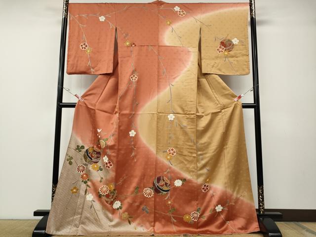 ■■■　サイズ　■■■ 身丈 171cm（肩から） 裄丈 67cm 袖丈 56cm　縫込み 7cm 袖幅 35cm 前幅 24.5cm 後幅 29cm 着物縫いこみ 内揚げ 2cm 裄 お袖側 約1cm　身頃側 約2cm ■■■　商品詳細　■■■ 【正絹】 状態は特に目立ったシミ汚れなどもなく大変良い状態です。 大変上質な逸品になります。 お安く出品致しますので、是非この機会にいかがでしょうか？ ■■■　注意事項　■■■ ■モニター発色の具合により色合いが異なる場合がございます。 ■寸法は多少の誤差が生じる場合がございますのでご了承ください。 ■縫込みの長さが左右非対称の場合は短い部分を記載しております。 左右非対称であってもご返品・お値引き等の保証は出来かねますので、ご了承の上ご購入をお願い致します。 ■シミ等のチェックには注意を払っておりますが、見落としがある場合もございますし、個人の見解も様々ですので神経質な方のご購入はお控えください。 ■箪笥に入っておりました着物や帯なので畳みシワや匂いがあるものもございます。 ■お休みは基本的に土日祝となりますが、その他臨時でお休みする場合がございますのでご了承ください。 ■商品の発送は平日のみの発送となります。 ■夜間と土曜、日曜日はお問い合わせの回答が遅れる場合がございます。 ■当店では、お直し、紋入れ、お手入れ等は承っておりません。 ■生地の状態（ヤケ、経年劣化等）によってはサイズ直しが出来ない場合がございます。 その点もどうかご了承のうえ、ご購入をお願いいたします。 ■弊社で取り扱う商品は一点ものにつき、時期や在庫状況に応じて金額が変更となる場合がございます。 ■検針は行っておりません。予めご了承いただきますようお願いいたします。 ■【洗える着物】と記載のある商品におきましては、商品お届け後に洗濯を行ってしまってからのご返品にはご対応しかねます。 念の為、専門店でのお手入れをお願いいたします。 ■着物のサイズ目安は下記を参考ください↓ ＜女性着物＞　お端折り次第で＋5cm　−1cmが着用可能サイズ 　例）身丈170cmの場合、身長160cm〜175cm ＜男性着物＞　身丈＋約25cm〜27cm程が適応身長 　例）身丈155cmの場合、身長180〜182cm