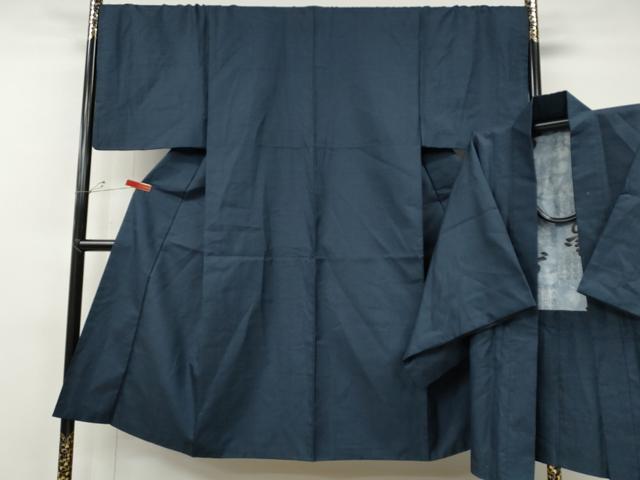■■■　サイズ　■■■ 【着物】 身丈 140cm（肩から） 裄丈 70cm 袖丈 49cm　縫込み 6cm 袖幅 36cm 前幅 28.5cm 後幅 34cm 着物縫いこみ 内揚げ 7cm 裄 お袖側 約1.5cm　身頃側 約2cm 【羽織】 身丈 89cm（肩から） 裄丈 71.5cm 袖丈 50cm　縫込み 4cm 袖幅 37cm 前幅 23.5cm 後幅 34.5cm 裄 お袖側 約1cm　身頃側 約2cm ■■■　商品詳細　■■■ 【正絹】 状態は特に目立ったシミ汚れなどもなく大変良い状態です。 大変上質な逸品になります。 お安く出品致しますので、是非この機会にいかがでしょうか？ ■■■　注意事項　■■■ ■モニター発色の具合により色合いが異なる場合がございます。 ■寸法は多少の誤差が生じる場合がございますのでご了承ください。 ■縫込みの長さが左右非対称の場合は短い部分を記載しております。 左右非対称であってもご返品・お値引き等の保証は出来かねますので、ご了承の上ご購入をお願い致します。 ■シミ等のチェックには注意を払っておりますが、見落としがある場合もございますし、個人の見解も様々ですので神経質な方のご購入はお控えください。 ■箪笥に入っておりました着物や帯なので畳みシワや匂いがあるものもございます。 ■お休みは基本的に土日祝となりますが、その他臨時でお休みする場合がございますのでご了承ください。 ■商品の発送は平日のみの発送となります。 ■夜間と土曜、日曜日はお問い合わせの回答が遅れる場合がございます。 ■当店では、お直し、紋入れ、お手入れ等は承っておりません。 ■生地の状態（ヤケ、経年劣化等）によってはサイズ直しが出来ない場合がございます。 その点もどうかご了承のうえ、ご購入をお願いいたします。 ■弊社で取り扱う商品は一点ものにつき、時期や在庫状況に応じて金額が変更となる場合がございます。 ■検針は行っておりません。予めご了承いただきますようお願いいたします。 ■【洗える着物】と記載のある商品におきましては、商品お届け後に洗濯を行ってしまってからのご返品にはご対応しかねます。 念の為、専門店でのお手入れをお願いいたします。 ■着物のサイズ目安は下記を参考ください↓ ＜女性着物＞　お端折り次第で＋5cm　−1cmが着用可能サイズ 　例）身丈170cmの場合、身長160cm〜175cm ＜男性着物＞　身丈＋約25cm〜27cm程が適応身長 　例）身丈155cmの場合、身長180〜182cm
