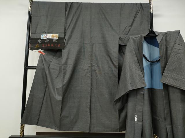 ■■■　サイズ　■■■ 【着物】 身丈 148cm（肩から） 裄丈 72cm 袖丈 52.5cm　縫込み 5cm 袖幅 36cm 前幅 25.5cm 後幅 32cm 着物縫いこみ 内揚げ 13cm 裄 お袖側 約2cm　身頃側 約2cm 【羽織】 身丈 95cm（肩から） 裄丈 73cm 袖丈 53cm　縫込み 6cm 袖幅 37cm 前幅 21cm 後幅 32.5cm 裄 お袖側 約1cm　身頃側 約0cm ■■■　商品詳細　■■■ 【正絹】 着物の状態は特に目立ったシミ汚れなどもなく大変良い状態です。 羽織の状態は接写画像のように羽裏に変色がございますが その他特に目立ったシミ汚れなどもなく大変良い状態です。 大変上質な逸品になります。 お安く出品致しますので、是非この機会にいかがでしょうか？ ※羽織のタグが着用時見える部分に付いております。 ■■■　注意事項　■■■ ■モニター発色の具合により色合いが異なる場合がございます。 ■寸法は多少の誤差が生じる場合がございますのでご了承ください。 ■縫込みの長さが左右非対称の場合は短い部分を記載しております。 左右非対称であってもご返品・お値引き等の保証は出来かねますので、ご了承の上ご購入をお願い致します。 ■シミ等のチェックには注意を払っておりますが、見落としがある場合もございますし、個人の見解も様々ですので神経質な方のご購入はお控えください。 ■箪笥に入っておりました着物や帯なので畳みシワや匂いがあるものもございます。 ■お休みは基本的に土日祝となりますが、その他臨時でお休みする場合がございますのでご了承ください。 ■商品の発送は平日のみの発送となります。 ■夜間と土曜、日曜日はお問い合わせの回答が遅れる場合がございます。 ■当店では、お直し、紋入れ、お手入れ等は承っておりません。 ■生地の状態（ヤケ、経年劣化等）によってはサイズ直しが出来ない場合がございます。 その点もどうかご了承のうえ、ご購入をお願いいたします。 ■弊社で取り扱う商品は一点ものにつき、時期や在庫状況に応じて金額が変更となる場合がございます。 ■検針は行っておりません。予めご了承いただきますようお願いいたします。 ■【洗える着物】と記載のある商品におきましては、商品お届け後に洗濯を行ってしまってからのご返品にはご対応しかねます。 念の為、専門店でのお手入れをお願いいたします。 ■着物のサイズ目安は下記を参考ください↓ ＜女性着物＞　お端折り次第で＋5cm　−1cmが着用可能サイズ 　例）身丈170cmの場合、身長160cm〜175cm ＜男性着物＞　身丈＋約25cm〜27cm程が適応身長 　例）身丈155cmの場合、身長180〜182cm