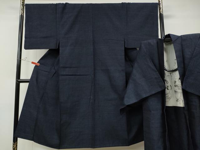 ■■■　サイズ　■■■ 【着物】 身丈 140cm（肩から） 裄丈 67cm 袖丈 49cm　縫込み 4cm 袖幅 34cm 前幅 26.5cm 後幅 31cm 着物縫いこみ 内揚げ 8cm 裄 お袖側 約2cm　身頃側 約1cm 【羽織】 身丈 94cm（肩から） 裄丈 69.5cm 袖丈 49.5cm　縫込み 4cm 袖幅 35cm 前幅 20cm 後幅 31.5cm 裄 お袖側 約2cm　身頃側 約1cm ■■■　商品詳細　■■■ 【正絹】 状態は特に目立ったシミ汚れなどもなく大変良い状態です。 大変上質な逸品になります。 お安く出品致しますので、是非この機会にいかがでしょうか？ ■■■　注意事項　■■■ ■モニター発色の具合により色合いが異なる場合がございます。 ■寸法は多少の誤差が生じる場合がございますのでご了承ください。 ■縫込みの長さが左右非対称の場合は短い部分を記載しております。 左右非対称であってもご返品・お値引き等の保証は出来かねますので、ご了承の上ご購入をお願い致します。 ■シミ等のチェックには注意を払っておりますが、見落としがある場合もございますし、個人の見解も様々ですので神経質な方のご購入はお控えください。 ■箪笥に入っておりました着物や帯なので畳みシワや匂いがあるものもございます。 ■お休みは基本的に土日祝となりますが、その他臨時でお休みする場合がございますのでご了承ください。 ■商品の発送は平日のみの発送となります。 ■夜間と土曜、日曜日はお問い合わせの回答が遅れる場合がございます。 ■当店では、お直し、紋入れ、お手入れ等は承っておりません。 ■生地の状態（ヤケ、経年劣化等）によってはサイズ直しが出来ない場合がございます。 その点もどうかご了承のうえ、ご購入をお願いいたします。 ■弊社で取り扱う商品は一点ものにつき、時期や在庫状況に応じて金額が変更となる場合がございます。 ■検針は行っておりません。予めご了承いただきますようお願いいたします。 ■【洗える着物】と記載のある商品におきましては、商品お届け後に洗濯を行ってしまってからのご返品にはご対応しかねます。 念の為、専門店でのお手入れをお願いいたします。 ■着物のサイズ目安は下記を参考ください↓ ＜女性着物＞　お端折り次第で＋5cm　−1cmが着用可能サイズ 　例）身丈170cmの場合、身長160cm〜175cm ＜男性着物＞　身丈＋約25cm〜27cm程が適応身長 　例）身丈155cmの場合、身長180〜182cm