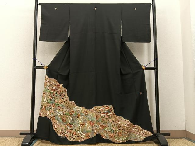 ■■■　サイズ　■■■ 身丈 164cm（肩から） 裄丈 64.5cm 袖丈 49cm　縫込み 6cm 袖幅 33.5cm 前幅 24.5cm 後幅 30cm 着物縫いこみ 内揚げ 5.5cm 裄 お袖側 約2cm　身頃側 約3.5cm ■■■　商品詳細　■■■ 【正絹・五つ紋・比翼仕立て】 状態は画像を添付しておりますので、そちらをご確認下さいますよう宜しくお願い致します。 大変上質な逸品になります。 お安く出品致しますので、是非この機会にいかがでしょうか？ ■■■　注意事項　■■■ ■モニター発色の具合により色合いが異なる場合がございます。 ■寸法は多少の誤差が生じる場合がございますのでご了承ください。 ■縫込みの長さが左右非対称の場合は短い部分を記載しております。 左右非対称であってもご返品・お値引き等の保証は出来かねますので、ご了承の上ご購入をお願い致します。 ■シミ等のチェックには注意を払っておりますが、見落としがある場合もございますし、個人の見解も様々ですので神経質な方のご購入はお控えください。 ■箪笥に入っておりました着物や帯なので畳みシワや匂いがあるものもございます。 ■お休みは基本的に土日祝となりますが、その他臨時でお休みする場合がございますのでご了承ください。 ■商品の発送は平日のみの発送となります。 ■夜間と土曜、日曜日はお問い合わせの回答が遅れる場合がございます。 ■当店では、お直し、紋入れ、お手入れ等は承っておりません。 ■生地の状態（ヤケ、経年劣化等）によってはサイズ直しが出来ない場合がございます。 その点もどうかご了承のうえ、ご購入をお願いいたします。 ■弊社で取り扱う商品は一点ものにつき、時期や在庫状況に応じて金額が変更となる場合がございます。 ■検針は行っておりません。予めご了承いただきますようお願いいたします。 ■【洗える着物】と記載のある商品におきましては、商品お届け後に洗濯を行ってしまってからのご返品にはご対応しかねます。 念の為、専門店でのお手入れをお願いいたします。 ■着物のサイズ目安は下記を参考ください↓ ＜女性着物＞　お端折り次第で＋5cm　−1cmが着用可能サイズ 　例）身丈170cmの場合、身長160cm〜175cm ＜男性着物＞　身丈＋約25cm〜27cm程が適応身長 　例）身丈155cmの場合、身長180〜182cm
