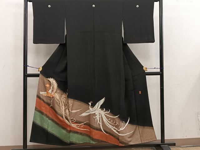 ■■■　サイズ　■■■ 身丈 150cm（肩から） 裄丈 62.5cm 袖丈 46cm　縫込み 5.5cm 袖幅 32cm 前幅 23.5cm 後幅 29cm 着物縫いこみ 内揚げ 0cm 裄 お袖側 約3cm　身頃側 約4cm ■■■　商品詳細　■■■ 【正絹・五つ紋・比翼仕立て】 状態は画像を添付しておりますので、そちらをご確認下さいますよう宜しくお願い致します。 大変上質な逸品になります。 お安く出品致しますので、是非この機会にいかがでしょうか？ ■■■　注意事項　■■■ ■モニター発色の具合により色合いが異なる場合がございます。 ■寸法は多少の誤差が生じる場合がございますのでご了承ください。 ■縫込みの長さが左右非対称の場合は短い部分を記載しております。 左右非対称であってもご返品・お値引き等の保証は出来かねますので、ご了承の上ご購入をお願い致します。 ■シミ等のチェックには注意を払っておりますが、見落としがある場合もございますし、個人の見解も様々ですので神経質な方のご購入はお控えください。 ■箪笥に入っておりました着物や帯なので畳みシワや匂いがあるものもございます。 ■お休みは基本的に土日祝となりますが、その他臨時でお休みする場合がございますのでご了承ください。 ■商品の発送は平日のみの発送となります。 ■夜間と土曜、日曜日はお問い合わせの回答が遅れる場合がございます。 ■当店では、お直し、紋入れ、お手入れ等は承っておりません。 ■生地の状態（ヤケ、経年劣化等）によってはサイズ直しが出来ない場合がございます。 その点もどうかご了承のうえ、ご購入をお願いいたします。 ■弊社で取り扱う商品は一点ものにつき、時期や在庫状況に応じて金額が変更となる場合がございます。 ■検針は行っておりません。予めご了承いただきますようお願いいたします。 ■【洗える着物】と記載のある商品におきましては、商品お届け後に洗濯を行ってしまってからのご返品にはご対応しかねます。 念の為、専門店でのお手入れをお願いいたします。 ■着物のサイズ目安は下記を参考ください↓ ＜女性着物＞　お端折り次第で＋5cm　−1cmが着用可能サイズ 　例）身丈170cmの場合、身長160cm〜175cm ＜男性着物＞　身丈＋約25cm〜27cm程が適応身長 　例）身丈155cmの場合、身長180〜182cm