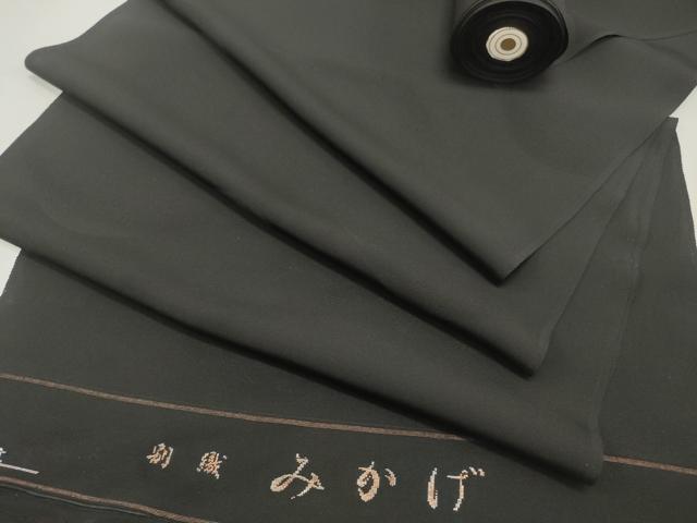 ■■■　サイズ　■■■ 長さ　　羽尺分あり 幅　　　約36cm ■■■　商品詳細　■■■ 【正絹・未使用】 状態は接写画像のように表地所々・裏面所々に薄い汚れがございます。 大変上質な逸品になります。 お安く出品致しますので、是非この機会にいかがでしょうか？ ■■■　注意事項　■■■ ■モニター発色の具合により色合いが異なる場合がございます。 ■寸法は多少の誤差が生じる場合がございますのでご了承ください。 ■縫込みの長さが左右非対称の場合は短い部分を記載しております。 左右非対称であってもご返品・お値引き等の保証は出来かねますので、ご了承の上ご購入をお願い致します。 ■シミ等のチェックには注意を払っておりますが、見落としがある場合もございますし、個人の見解も様々ですので神経質な方のご購入はお控えください。 ■箪笥に入っておりました着物や帯なので畳みシワや匂いがあるものもございます。 ■お休みは基本的に土日祝となりますが、その他臨時でお休みする場合がございますのでご了承ください。 ■商品の発送は平日のみの発送となります。 ■夜間と土曜、日曜日はお問い合わせの回答が遅れる場合がございます。 ■当店では、お直し、紋入れ、お手入れ等は承っておりません。 ■生地の状態（ヤケ、経年劣化等）によってはサイズ直しが出来ない場合がございます。 その点もどうかご了承のうえ、ご購入をお願いいたします。 ■弊社で取り扱う商品は一点ものにつき、時期や在庫状況に応じて金額が変更となる場合がございます。 ■検針は行っておりません。予めご了承いただきますようお願いいたします。 ■【洗える着物】と記載のある商品におきましては、商品お届け後に洗濯を行ってしまってからのご返品にはご対応しかねます。 念の為、専門店でのお手入れをお願いいたします。 ■着物のサイズ目安は下記を参考ください↓ ＜女性着物＞　お端折り次第で＋5cm　−1cmが着用可能サイズ 　例）身丈170cmの場合、身長160cm〜175cm ＜男性着物＞　身丈＋約25cm〜27cm程が適応身長 　例）身丈155cmの場合、身長180〜182cm
