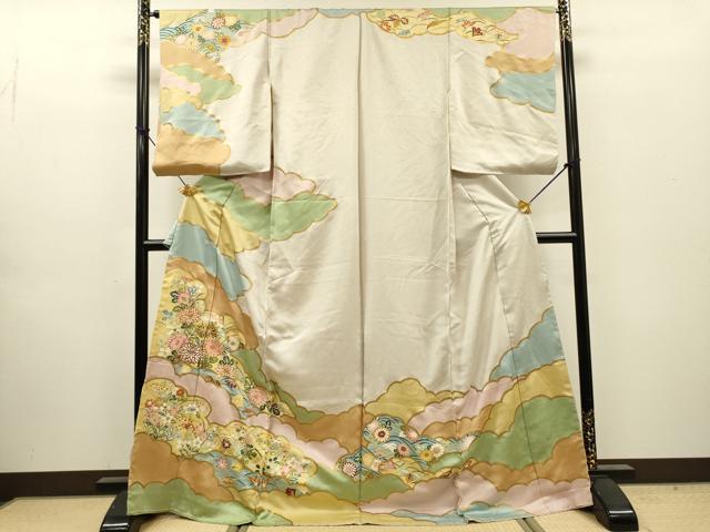 ■■■　サイズ　■■■ 反幅　35cm　　　八掛付き ※ご自身でお好みのサイズに仕立ててお召になっていただけます。 ■■■　商品詳細　■■■ 【正絹・未使用】 状態は接写画像のように右袖前後に薄い汚れがございますが その他特に目立ったシミ汚れなどもなく大変良い状態です。 大変上質な逸品になります。 お安く出品致しますので、是非この機会にいかがでしょうか？ ■■■　注意事項　■■■ ■モニター発色の具合により色合いが異なる場合がございます。 ■寸法は多少の誤差が生じる場合がございますのでご了承ください。 ■縫込みの長さが左右非対称の場合は短い部分を記載しております。 左右非対称であってもご返品・お値引き等の保証は出来かねますので、ご了承の上ご購入をお願い致します。 ■シミ等のチェックには注意を払っておりますが、見落としがある場合もございますし、個人の見解も様々ですので神経質な方のご購入はお控えください。 ■箪笥に入っておりました着物や帯なので畳みシワや匂いがあるものもございます。 ■お休みは基本的に土日祝となりますが、その他臨時でお休みする場合がございますのでご了承ください。 ■商品の発送は平日のみの発送となります。 ■夜間と土曜、日曜日はお問い合わせの回答が遅れる場合がございます。 ■当店では、お直し、紋入れ、お手入れ等は承っておりません。 ■生地の状態（ヤケ、経年劣化等）によってはサイズ直しが出来ない場合がございます。 その点もどうかご了承のうえ、ご購入をお願いいたします。 ■弊社で取り扱う商品は一点ものにつき、時期や在庫状況に応じて金額が変更となる場合がございます。 ■検針は行っておりません。予めご了承いただきますようお願いいたします。 ■【洗える着物】と記載のある商品におきましては、商品お届け後に洗濯を行ってしまってからのご返品にはご対応しかねます。 念の為、専門店でのお手入れをお願いいたします。 ■写真に写っている物が全てになります。それ以外の付属品はございませんのでご了承ください。 ■状態に関する写真につきましては、掲載可能な写真枚数に限りがあるため、各箇所につき1枚参考画像を掲載しております。 ■着物のサイズ目安は下記を参考ください↓ ＜女性着物＞　お端折り次第で＋5cm　－1cmが着用可能サイズ 　例）身丈170cmの場合、身長160cm～175cm ＜男性着物＞　身丈＋約25cm～27cm程が適応身長 　例）身丈155cmの場合、身長180～182cm