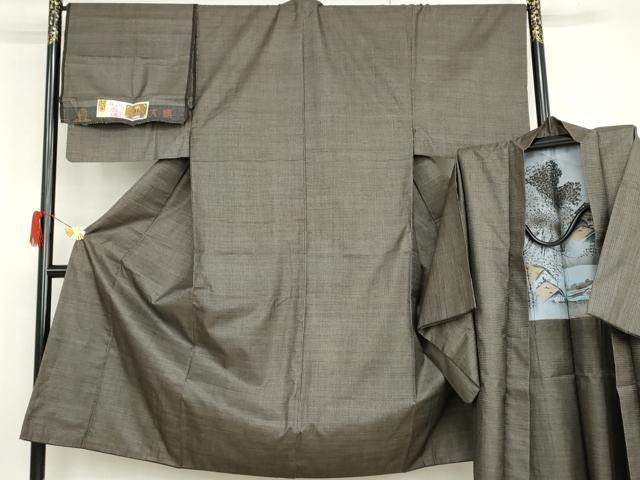 ■■■　サイズ　■■■ 【着物】 身丈 138.5cm（肩から） 裄丈 68cm 袖丈 49.5cm　縫込み 2.5cm 袖幅 34.5cm 前幅 26.5cm 後幅 30.5cm 着物縫いこみ 内揚げ 7.5cm 裄 お袖側 約0cm　身頃側 約0cm 【羽織】 身丈 89cm（肩から） 裄丈 68cm 袖丈 49.5cm　縫込み 2.5cm 袖幅 34.5cm 前幅 20cm 後幅 31cm 裄 お袖側 約0cm　身頃側 約3cm ■■■　商品詳細　■■■ 【正絹】 状態は特に目立ったシミ汚れなどもなく大変良い状態です。 大変上質な逸品になります。 お安く出品致しますので、是非この機会にいかがでしょうか？ ■■■　注意事項　■■■ ■モニター発色の具合により色合いが異なる場合がございます。 ■寸法は多少の誤差が生じる場合がございますのでご了承ください。 ■縫込みの長さが左右非対称の場合は短い部分を記載しております。 左右非対称であってもご返品・お値引き等の保証は出来かねますので、ご了承の上ご購入をお願い致します。 ■シミ等のチェックには注意を払っておりますが、見落としがある場合もございますし、個人の見解も様々ですので神経質な方のご購入はお控えください。 ■箪笥に入っておりました着物や帯なので畳みシワや匂いがあるものもございます。 ■お休みは基本的に土日祝となりますが、その他臨時でお休みする場合がございますのでご了承ください。 ■商品の発送は平日のみの発送となります。 ■夜間と土曜、日曜日はお問い合わせの回答が遅れる場合がございます。 ■当店では、お直し、紋入れ、お手入れ等は承っておりません。 ■生地の状態（ヤケ、経年劣化等）によってはサイズ直しが出来ない場合がございます。 その点もどうかご了承のうえ、ご購入をお願いいたします。 ■弊社で取り扱う商品は一点ものにつき、時期や在庫状況に応じて金額が変更となる場合がございます。 ■検針は行っておりません。予めご了承いただきますようお願いいたします。 ■【洗える着物】と記載のある商品におきましては、商品お届け後に洗濯を行ってしまってからのご返品にはご対応しかねます。 念の為、専門店でのお手入れをお願いいたします。 ■写真に写っている物が全てになります。それ以外の付属品はございませんのでご了承ください。 ■着物のサイズ目安は下記を参考ください↓ ＜女性着物＞　お端折り次第で＋5cm　－1cmが着用可能サイズ 　例）身丈170cmの場合、身長160cm～175cm ＜男性着物＞　身丈＋約25cm～27cm程が適応身長 　例）身丈155cmの場合、身長180～182cm