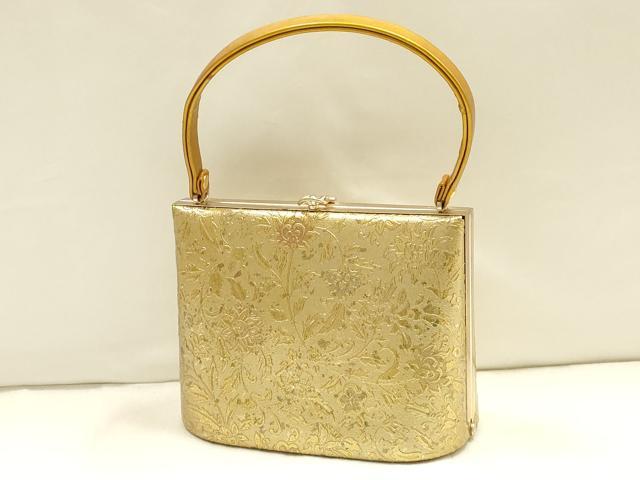 ■■■　サイズ　■■■ 【バッグ】 横　　　18cm 縦　　　13.5cm　取っ手込み　27cm 奥行き　10cm ■■■　商品詳細　■■■ 状態は参考画像のように皮革部分の劣化、金属部分の変色、薄い汚れがございます。 大変上質な逸品になります。 お安く出品致しますので、是非この機会にいかがでしょうか？ ■■■　注意事項　■■■ ■モニター発色の具合により色合いが異なる場合がございます。 ■寸法は多少の誤差が生じる場合がございますのでご了承ください。 ■縫込みの長さが左右非対称の場合は短い部分を記載しております。 左右非対称であってもご返品・お値引き等の保証は出来かねますので、ご了承の上ご購入をお願い致します。 ■シミ等のチェックには注意を払っておりますが、見落としがある場合もございますし、個人の見解も様々ですので神経質な方のご購入はお控えください。 ■箪笥に入っておりました着物や帯なので畳みシワや匂いがあるものもございます。 ■お休みは基本的に土日祝となりますが、その他臨時でお休みする場合がございますのでご了承ください。 ■商品の発送は平日のみの発送となります。 ■夜間と土曜、日曜日はお問い合わせの回答が遅れる場合がございます。 ■当店では、お直し、紋入れ、お手入れ等は承っておりません。 ■生地の状態（ヤケ、経年劣化等）によってはサイズ直しが出来ない場合がございます。 その点もどうかご了承のうえ、ご購入をお願いいたします。 ■弊社で取り扱う商品は一点ものにつき、時期や在庫状況に応じて金額が変更となる場合がございます。 ■検針は行っておりません。予めご了承いただきますようお願いいたします。 ■【洗える着物】と記載のある商品におきましては、商品お届け後に洗濯を行ってしまってからのご返品にはご対応しかねます。 念の為、専門店でのお手入れをお願いいたします。 ■着物のサイズ目安は下記を参考ください↓ ＜女性着物＞　お端折り次第で＋5cm　−1cmが着用可能サイズ 　例）身丈170cmの場合、身長160cm〜175cm ＜男性着物＞　身丈＋約25cm〜27cm程が適応身長 　例）身丈155cmの場合、身長180〜182cm