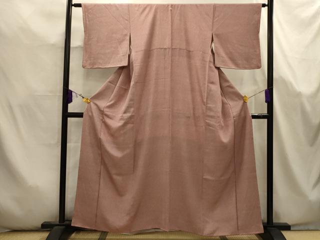 ■■■　サイズ　■■■ 身丈 157cm（肩から） 裄丈 62cm 袖丈 46cm　縫込み 4.5cm 袖幅 32.5cm 前幅 23.5cm 後幅 28.5cm 着物縫いこみ 内揚げ 3.5cm 裄 お袖側 約3.5cm　身頃側 約4.5cm ■■■　商品詳細　■■■ 【正絹・一つ紋】 詳細に関しましては、画像を添付しておりますのでそちらをご確認ください。 大変上質な逸品になります。 お安く出品致しますので、是非この機会にいかがでしょうか？ ■■■　注意事項　■■■ ■モニター発色の具合により色合いが異なる場合がございます。 ■寸法は多少の誤差が生じる場合がございますのでご了承ください。 ■縫込みの長さが左右非対称の場合は短い部分を記載しております。 左右非対称であってもご返品・お値引き等の保証は出来かねますので、ご了承の上ご購入をお願い致します。 ■シミ等のチェックには注意を払っておりますが、見落としがある場合もございますし、個人の見解も様々ですので神経質な方のご購入はお控えください。 ■箪笥に入っておりました着物や帯なので畳みシワや匂いがあるものもございます。 ■お休みは基本的に土日祝となりますが、その他臨時でお休みする場合がございますのでご了承ください。 ■商品の発送は平日のみの発送となります。 ■夜間と土曜、日曜日はお問い合わせの回答が遅れる場合がございます。 ■当店では、お直し、紋入れ、お手入れ等は承っておりません。 ■生地の状態（ヤケ、経年劣化等）によってはサイズ直しが出来ない場合がございます。 その点もどうかご了承のうえ、ご購入をお願いいたします。 ■弊社で取り扱う商品は一点ものにつき、時期や在庫状況に応じて金額が変更となる場合がございます。 ■検針は行っておりません。予めご了承いただきますようお願いいたします。 ■【洗える着物】と記載のある商品におきましては、商品お届け後に洗濯を行ってしまってからのご返品にはご対応しかねます。 念の為、専門店でのお手入れをお願いいたします。 ■写真に写っている物が全てになります。それ以外の付属品はございませんのでご了承ください。 ■状態に関する写真につきましては、掲載可能な写真枚数に限りがあるため、各箇所につき1枚参考画像を掲載しております。 ■着物のサイズ目安は下記を参考ください↓ ＜女性着物＞　お端折り次第で＋5cm　－1cmが着用可能サイズ 　例）身丈170cmの場合、身長160cm～175cm ＜男性着物＞　身丈＋約25cm～27cm程が適応身長 　例）身丈155cmの場合、身長180～182cm