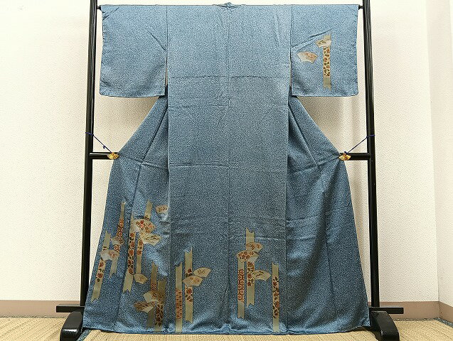 ■■■　サイズ　■■■ 身丈 167cm（肩から） 裄丈 65cm 袖丈 49cm　縫込み 3.5cm 袖幅 33cm 前幅 24cm 後幅 30cm 着物縫いこみ 内揚げ 0cm 裄 お袖側 約3cm　身頃側 約3cm ■■■　商品詳細　■■■ 【正絹・一つ紋・未使用】 状態は特に目立ったシミ汚れなどもなく大変良い状態です。 大変上質な逸品になります。 お安く出品致しますので、是非この機会にいかがでしょうか？ ■■■　注意事項　■■■ ■モニター発色の具合により色合いが異なる場合がございます。 ■寸法は多少の誤差が生じる場合がございますのでご了承ください。 ■縫込みの長さが左右非対称の場合は短い部分を記載しております。 左右非対称であってもご返品・お値引き等の保証は出来かねますので、ご了承の上ご購入をお願い致します。 ■シミ等のチェックには注意を払っておりますが、見落としがある場合もございますし、個人の見解も様々ですので神経質な方のご購入はお控えください。 ■箪笥に入っておりました着物や帯なので畳みシワや匂いがあるものもございます。 ■お休みは基本的に土日祝となりますが、その他臨時でお休みする場合がございますのでご了承ください。 ■商品の発送は平日のみの発送となります。 ■夜間と土曜、日曜日はお問い合わせの回答が遅れる場合がございます。 ■当店では、お直し、紋入れ、お手入れ等は承っておりません。 ■生地の状態（ヤケ、経年劣化等）によってはサイズ直しが出来ない場合がございます。 その点もどうかご了承のうえ、ご購入をお願いいたします。 ■弊社で取り扱う商品は一点ものにつき、時期や在庫状況に応じて金額が変更となる場合がございます。 ■検針は行っておりません。予めご了承いただきますようお願いいたします。 ■【洗える着物】と記載のある商品におきましては、商品お届け後に洗濯を行ってしまってからのご返品にはご対応しかねます。 念の為、専門店でのお手入れをお願いいたします。 ■着物のサイズ目安は下記を参考ください↓ ＜女性着物＞　お端折り次第で＋5cm　−1cmが着用可能サイズ 　例）身丈170cmの場合、身長160cm〜175cm ＜男性着物＞　身丈＋約25cm〜27cm程が適応身長 　例）身丈155cmの場合、身長180〜182cm