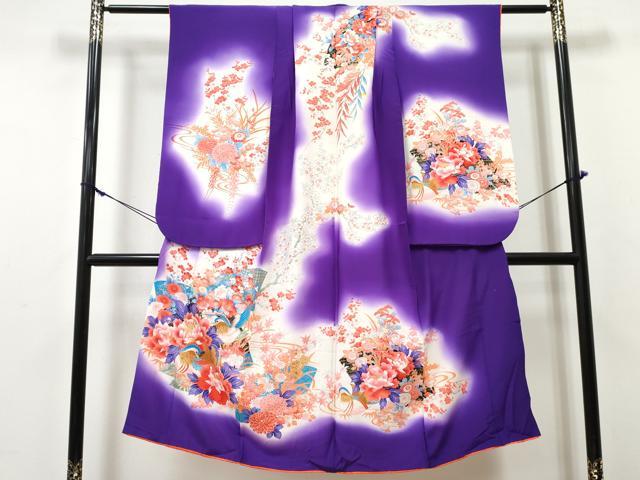 ■■■　サイズ　■■■ 【祝着】 身丈 135.5cm（肩から） 裄丈 50.5cm（肩上げ　4cm） 袖丈 74.5cm　縫込み 2.5cm 袖幅 32.5cm 前幅 20.5cm 後幅 26cm 着物縫いこみ 内揚げ 0cm （腰上げ　0cm） 裄 お袖側 約1cm　身頃側 約0cm ■■■　商品詳細　■■■ 着物【正絹】 状態は接写画像のように後身頃・胴裏に薄い汚れがございますが その他特に目立ったシミ汚れなどもなく大変良い状態です。 大変上質な逸品になります。 お安く出品致しますので、是非この機会にいかがでしょうか？ ■■■　注意事項　■■■ ■モニター発色の具合により色合いが異なる場合がございます。 ■寸法は多少の誤差が生じる場合がございますのでご了承ください。 ■縫込みの長さが左右非対称の場合は短い部分を記載しております。 左右非対称であってもご返品・お値引き等の保証は出来かねますので、ご了承の上ご購入をお願い致します。 ■シミ等のチェックには注意を払っておりますが、見落としがある場合もございますし、個人の見解も様々ですので神経質な方のご購入はお控えください。 ■箪笥に入っておりました着物や帯なので畳みシワや匂いがあるものもございます。 ■お休みは基本的に土日祝となりますが、その他臨時でお休みする場合がございますのでご了承ください。 ■商品の発送は平日のみの発送となります。 ■夜間と土曜、日曜日はお問い合わせの回答が遅れる場合がございます。 ■当店では、お直し、紋入れ、お手入れ等は承っておりません。 ■生地の状態（ヤケ、経年劣化等）によってはサイズ直しが出来ない場合がございます。 その点もどうかご了承のうえ、ご購入をお願いいたします。 ■弊社で取り扱う商品は一点ものにつき、時期や在庫状況に応じて金額が変更となる場合がございます。 ■検針は行っておりません。予めご了承いただきますようお願いいたします。 ■【洗える着物】と記載のある商品におきましては、商品お届け後に洗濯を行ってしまってからのご返品にはご対応しかねます。 念の為、専門店でのお手入れをお願いいたします。 ■写真に写っている物が全てになります。それ以外の付属品はございませんのでご了承ください。 ■状態に関する写真につきましては、掲載可能な写真枚数に限りがあるため、各箇所につき1枚参考画像を掲載しております。 ■着物のサイズ目安は下記を参考ください↓ ＜女性着物＞　お端折り次第で＋5cm　－1cmが着用可能サイズ 　例）身丈170cmの場合、身長160cm～175cm ＜男性着物＞　身丈＋約25cm～27cm程が適応身長 　例）身丈155cmの場合、身長180～182cm