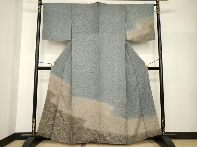 ■■■　サイズ　■■■ 身丈 158cm（肩から） 裄丈 66cm 袖丈 47cm　縫込み 6cm 袖幅 33.5cm 前幅 24cm 後幅 30.5cm 着物縫いこみ 内揚げ 7cm 裄 お袖側 約2cm　身頃側 約2cm ■■■　商品詳細　■■■ 【正絹】 状態は特に目立ったシミ汚れなどもなく大変良い状態です。 大変上質な逸品になります。 お安く出品致しますので、是非この機会にいかがでしょうか？ ■■■　注意事項　■■■ ■モニター発色の具合により色合いが異なる場合がございます。 ■寸法は多少の誤差が生じる場合がございますのでご了承ください。 ■縫込みの長さが左右非対称の場合は短い部分を記載しております。 左右非対称であってもご返品・お値引き等の保証は出来かねますので、ご了承の上ご購入をお願い致します。 ■シミ等のチェックには注意を払っておりますが、見落としがある場合もございますし、個人の見解も様々ですので神経質な方のご購入はお控えください。 ■箪笥に入っておりました着物や帯なので畳みシワや匂いがあるものもございます。 ■お休みは基本的に土日祝となりますが、その他臨時でお休みする場合がございますのでご了承ください。 ■商品の発送は平日のみの発送となります。 ■夜間と土曜、日曜日はお問い合わせの回答が遅れる場合がございます。 ■当店では、お直し、紋入れ、お手入れ等は承っておりません。 ■生地の状態（ヤケ、経年劣化等）によってはサイズ直しが出来ない場合がございます。 その点もどうかご了承のうえ、ご購入をお願いいたします。 ■弊社で取り扱う商品は一点ものにつき、時期や在庫状況に応じて金額が変更となる場合がございます。 ■検針は行っておりません。予めご了承いただきますようお願いいたします。 ■【洗える着物】と記載のある商品におきましては、商品お届け後に洗濯を行ってしまってからのご返品にはご対応しかねます。 念の為、専門店でのお手入れをお願いいたします。 ■着物のサイズ目安は下記を参考ください↓ ＜女性着物＞　お端折り次第で＋5cm　−1cmが着用可能サイズ 　例）身丈170cmの場合、身長160cm〜175cm ＜男性着物＞　身丈＋約25cm〜27cm程が適応身長 　例）身丈155cmの場合、身長180〜182cm