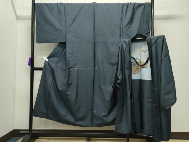 ■■■　サイズ　■■■ 【着物】 身丈 145cm（肩から） 裄丈 71cm 袖丈 48cm　縫込み 5cm 袖幅 36.5cm 前幅 25cm 後幅 31cm 着物縫いこみ 内揚げ 12cm 裄 お袖側 約1.5cm　身頃側 約3cm 【羽織】 身丈 95cm（肩から） 裄丈 72cm 袖丈 48.5cm　縫込み 4.5cm 袖幅 36.5cm 前幅 20cm 後幅 32cm 裄 お袖側 約1cm　身頃側 約0cm ■■■　商品詳細　■■■ 【正絹】 着物の状態は接写画像のように右袖前に薄い汚れがございますが その他特に目立ったシミ汚れなどもなく大変良い状態です。 羽織の状態は特に目立ったシミ汚れなどもなく大変良い状態です。 大変上質な逸品になります。 お安く出品致しますので、是非この機会にいかがでしょうか？ ■■■　注意事項　■■■ ■モニター発色の具合により色合いが異なる場合がございます。 ■寸法は多少の誤差が生じる場合がございますのでご了承ください。 ■縫込みの長さが左右非対称の場合は短い部分を記載しております。 左右非対称であってもご返品・お値引き等の保証は出来かねますので、ご了承の上ご購入をお願い致します。 ■シミ等のチェックには注意を払っておりますが、見落としがある場合もございますし、個人の見解も様々ですので神経質な方のご購入はお控えください。 ■箪笥に入っておりました着物や帯なので畳みシワや匂いがあるものもございます。 ■お休みは基本的に土日祝となりますが、その他臨時でお休みする場合がございますのでご了承ください。 ■商品の発送は平日のみの発送となります。 ■夜間と土曜、日曜日はお問い合わせの回答が遅れる場合がございます。 ■当店では、お直し、紋入れ、お手入れ等は承っておりません。 ■生地の状態（ヤケ、経年劣化等）によってはサイズ直しが出来ない場合がございます。 その点もどうかご了承のうえ、ご購入をお願いいたします。 ■弊社で取り扱う商品は一点ものにつき、時期や在庫状況に応じて金額が変更となる場合がございます。 ■検針は行っておりません。予めご了承いただきますようお願いいたします。 ■【洗える着物】と記載のある商品におきましては、商品お届け後に洗濯を行ってしまってからのご返品にはご対応しかねます。 念の為、専門店でのお手入れをお願いいたします。 ■着物のサイズ目安は下記を参考ください↓ ＜女性着物＞　お端折り次第で＋5cm　−1cmが着用可能サイズ 　例）身丈170cmの場合、身長160cm〜175cm ＜男性着物＞　身丈＋約25cm〜27cm程が適応身長 　例）身丈155cmの場合、身長180〜182cm