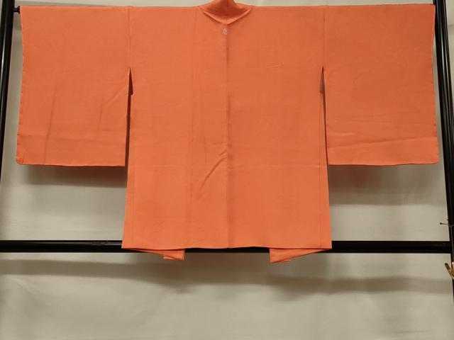 ■■■　サイズ　■■■ 身丈 78cm（肩から） 裄丈 67cm 袖丈 52.5cm　縫込み 3.5cm 袖幅 35cm 前幅 16.5cm 後幅 29cm 裄 お袖側 約0cm　身頃側 約1cm ■■■　商品詳細　■■■ 【正絹・一つ紋・未使用】 状態は接写画像のように後身頃・羽裏に薄い汚れがございますが、 その他特に目立ったシミ汚れなどもなく大変良い状態です。 大変上質な逸品になります。 お安く出品致しますので、是非この機会にいかがでしょうか？ ■■■　注意事項　■■■ ■モニター発色の具合により色合いが異なる場合がございます。 ■寸法は多少の誤差が生じる場合がございますのでご了承ください。 ■縫込みの長さが左右非対称の場合は短い部分を記載しております。 左右非対称であってもご返品・お値引き等の保証は出来かねますので、ご了承の上ご購入をお願い致します。 ■シミ等のチェックには注意を払っておりますが、見落としがある場合もございますし、個人の見解も様々ですので神経質な方のご購入はお控えください。 ■箪笥に入っておりました着物や帯なので畳みシワや匂いがあるものもございます。 ■お休みは基本的に土日祝となりますが、その他臨時でお休みする場合がございますのでご了承ください。 ■商品の発送は平日のみの発送となります。 ■夜間と土曜、日曜日はお問い合わせの回答が遅れる場合がございます。 ■当店では、お直し、紋入れ、お手入れ等は承っておりません。 ■生地の状態（ヤケ、経年劣化等）によってはサイズ直しが出来ない場合がございます。 その点もどうかご了承のうえ、ご購入をお願いいたします。 ■弊社で取り扱う商品は一点ものにつき、時期や在庫状況に応じて金額が変更となる場合がございます。 ■検針は行っておりません。予めご了承いただきますようお願いいたします。 ■【洗える着物】と記載のある商品におきましては、商品お届け後に洗濯を行ってしまってからのご返品にはご対応しかねます。 念の為、専門店でのお手入れをお願いいたします。 ■着物のサイズ目安は下記を参考ください↓ ＜女性着物＞　お端折り次第で＋5cm　−1cmが着用可能サイズ 　例）身丈170cmの場合、身長160cm〜175cm ＜男性着物＞　身丈＋約25cm〜27cm程が適応身長 　例）身丈155cmの場合、身長180〜182cm