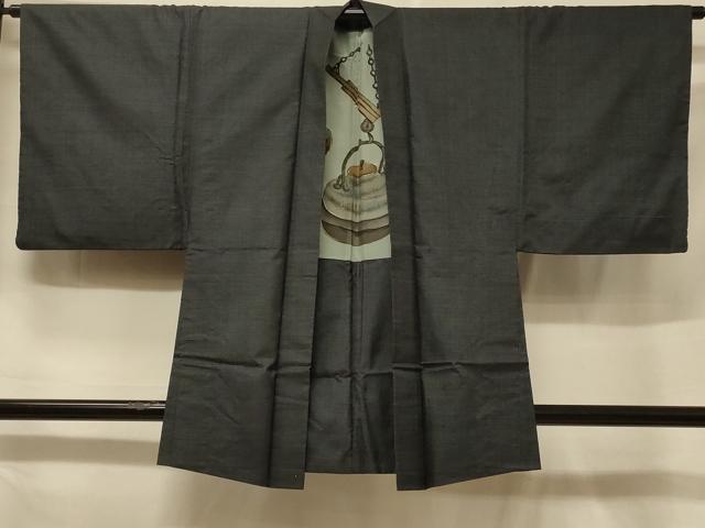 ■■■　サイズ　■■■ 身丈 86cm（肩から） 裄丈 65cm 袖丈 48cm　縫込み 7cm 袖幅 32.5cm 前幅 17.5cm 後幅 31cm 裄 お袖側 約1cm　身頃側 約2cm ■■■　商品詳細　■■■ 【正絹】 状態は接写画像のように羽裏に薄い汚れがございますが その他特に目立ったシミ汚れなどもなく大変良い状態です。 大変上質な逸品になります。 お安く出品致しますので、是非この機会にいかがでしょうか？ ■■■　注意事項　■■■ ■モニター発色の具合により色合いが異なる場合がございます。 ■寸法は多少の誤差が生じる場合がございますのでご了承ください。 ■縫込みの長さが左右非対称の場合は短い部分を記載しております。 左右非対称であってもご返品・お値引き等の保証は出来かねますので、ご了承の上ご購入をお願い致します。 ■シミ等のチェックには注意を払っておりますが、見落としがある場合もございますし、個人の見解も様々ですので神経質な方のご購入はお控えください。 ■箪笥に入っておりました着物や帯なので畳みシワや匂いがあるものもございます。 ■お休みは基本的に土日祝となりますが、その他臨時でお休みする場合がございますのでご了承ください。 ■商品の発送は平日のみの発送となります。 ■夜間と土曜、日曜日はお問い合わせの回答が遅れる場合がございます。 ■当店では、お直し、紋入れ、お手入れ等は承っておりません。 ■生地の状態（ヤケ、経年劣化等）によってはサイズ直しが出来ない場合がございます。 その点もどうかご了承のうえ、ご購入をお願いいたします。 ■弊社で取り扱う商品は一点ものにつき、時期や在庫状況に応じて金額が変更となる場合がございます。 ■検針は行っておりません。予めご了承いただきますようお願いいたします。 ■【洗える着物】と記載のある商品におきましては、商品お届け後に洗濯を行ってしまってからのご返品にはご対応しかねます。 念の為、専門店でのお手入れをお願いいたします。 ■着物のサイズ目安は下記を参考ください↓ ＜女性着物＞　お端折り次第で＋5cm　−1cmが着用可能サイズ 　例）身丈170cmの場合、身長160cm〜175cm ＜男性着物＞　身丈＋約25cm〜27cm程が適応身長 　例）身丈155cmの場合、身長180〜182cm