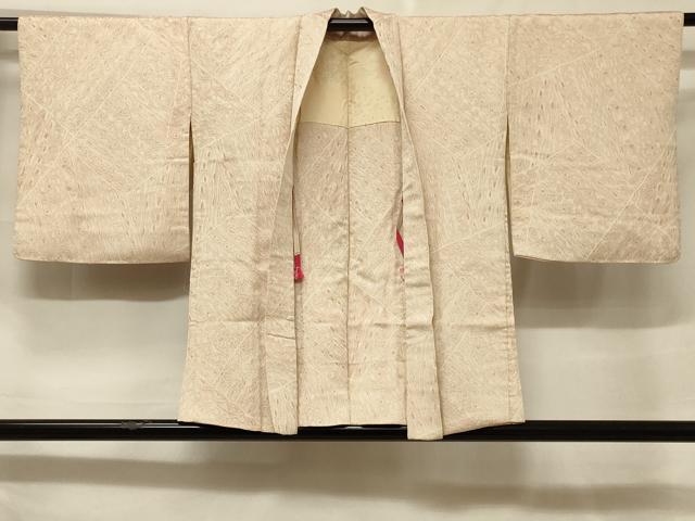 ■■■　サイズ　■■■ 身丈 76cm（肩から） 裄丈 62.5cm 袖丈 47cm　縫込み 5.5cm 袖幅 32.5cm 前幅 18cm 後幅 28.5cm 裄 お袖側 約1.5cm　身頃側 約1.5cm ■■■　商品詳細　■■■ 【正絹】 状態は接写画像のように羽裏に薄い汚れがございますが その他特に目立ったシミ汚れなどもなく大変良い状態です。 大変上質な逸品になります。 お安く出品致しますので、是非この機会にいかがでしょうか？ ■■■　注意事項　■■■ ■モニター発色の具合により色合いが異なる場合がございます。 ■寸法は多少の誤差が生じる場合がございますのでご了承ください。 ■縫込みの長さが左右非対称の場合は短い部分を記載しております。 左右非対称であってもご返品・お値引き等の保証は出来かねますので、ご了承の上ご購入をお願い致します。 ■シミ等のチェックには注意を払っておりますが、見落としがある場合もございますし、個人の見解も様々ですので神経質な方のご購入はお控えください。 ■箪笥に入っておりました着物や帯なので畳みシワや匂いがあるものもございます。 ■お休みは基本的に土日祝となりますが、その他臨時でお休みする場合がございますのでご了承ください。 ■商品の発送は平日のみの発送となります。 ■夜間と土曜、日曜日はお問い合わせの回答が遅れる場合がございます。 ■当店では、お直し、紋入れ、お手入れ等は承っておりません。 ■生地の状態（ヤケ、経年劣化等）によってはサイズ直しが出来ない場合がございます。 その点もどうかご了承のうえ、ご購入をお願いいたします。 ■弊社で取り扱う商品は一点ものにつき、時期や在庫状況に応じて金額が変更となる場合がございます。 ■検針は行っておりません。予めご了承いただきますようお願いいたします。 ■【洗える着物】と記載のある商品におきましては、商品お届け後に洗濯を行ってしまってからのご返品にはご対応しかねます。 念の為、専門店でのお手入れをお願いいたします。 ■着物のサイズ目安は下記を参考ください↓ ＜女性着物＞　お端折り次第で＋5cm　−1cmが着用可能サイズ 　例）身丈170cmの場合、身長160cm〜175cm ＜男性着物＞　身丈＋約25cm〜27cm程が適応身長 　例）身丈155cmの場合、身長180〜182cm