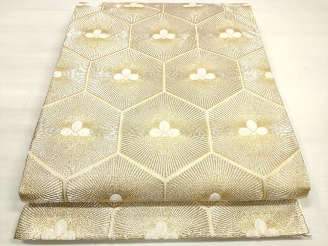 ■■■　サイズ　■■■ 長さ 430cm 幅 30.5cm程 ■■■　商品詳細　■■■ 【正絹・芯なし】 詳細に関しましては、画像をご確認ください。 大変上質な逸品になります。 お安く出品致しますので、是非この機会にいかがでしょうか？ ※汚れ等に関しましては、着用時には見えない部分になるかと思いますのであまり気にならずお召になれるかと思います。 ■■■　注意事項　■■■ ■モニター発色の具合により色合いが異なる場合がございます。 ■寸法は多少の誤差が生じる場合がございますのでご了承ください。 ■縫込みの長さが左右非対称の場合は短い部分を記載しております。 左右非対称であってもご返品・お値引き等の保証は出来かねますので、ご了承の上ご購入をお願い致します。 ■シミ等のチェックには注意を払っておりますが、見落としがある場合もございますし、個人の見解も様々ですので神経質な方のご購入はお控えください。 ■箪笥に入っておりました着物や帯なので畳みシワや匂いがあるものもございます。 ■お休みは基本的に土日祝となりますが、その他臨時でお休みする場合がございますのでご了承ください。 ■商品の発送は平日のみの発送となります。 ■夜間と土曜、日曜日はお問い合わせの回答が遅れる場合がございます。 ■当店では、お直し、紋入れ、お手入れ等は承っておりません。 ■生地の状態（ヤケ、経年劣化等）によってはサイズ直しが出来ない場合がございます。 その点もどうかご了承のうえ、ご購入をお願いいたします。 ■弊社で取り扱う商品は一点ものにつき、時期や在庫状況に応じて金額が変更となる場合がございます。 ■検針は行っておりません。予めご了承いただきますようお願いいたします。 ■【洗える着物】と記載のある商品におきましては、商品お届け後に洗濯を行ってしまってからのご返品にはご対応しかねます。 念の為、専門店でのお手入れをお願いいたします。 ■着物のサイズ目安は下記を参考ください↓ ＜女性着物＞　お端折り次第で＋5cm　−1cmが着用可能サイズ 　例）身丈170cmの場合、身長160cm〜175cm ＜男性着物＞　身丈＋約25cm〜27cm程が適応身長 　例）身丈155cmの場合、身長180〜182cm