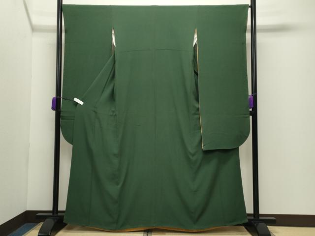■■■　サイズ　■■■ 身丈 163.5cm（肩から） 裄丈 66.5cm 袖丈 105.5cm　縫込み 6cm 袖幅 35.5cm 前幅 21.5cm 後幅 28cm 着物縫いこみ 内揚げ 5.5cm 裄 お袖側 約1cm　身頃側 約3.5cm ■■■　商品詳細　■■■ 【正絹・比翼仕立て】 状態は接写画像のように両袖に薄い汚れがございますが その他特に目立ったシミ汚れなどもなく大変良い状態です。 大変上質な逸品になります。 お安く出品致しますので、是非この機会にいかがでしょうか？ ■■■　注意事項　■■■ ■モニター発色の具合により色合いが異なる場合がございます。 ■寸法は多少の誤差が生じる場合がございますのでご了承ください。 ■縫込みの長さが左右非対称の場合は短い部分を記載しております。 左右非対称であってもご返品・お値引き等の保証は出来かねますので、ご了承の上ご購入をお願い致します。 ■シミ等のチェックには注意を払っておりますが、見落としがある場合もございますし、個人の見解も様々ですので神経質な方のご購入はお控えください。 ■箪笥に入っておりました着物や帯なので畳みシワや匂いがあるものもございます。 ■お休みは基本的に土日祝となりますが、その他臨時でお休みする場合がございますのでご了承ください。 ■商品の発送は平日のみの発送となります。 ■夜間と土曜、日曜日はお問い合わせの回答が遅れる場合がございます。 ■当店では、お直し、紋入れ、お手入れ等は承っておりません。 ■生地の状態（ヤケ、経年劣化等）によってはサイズ直しが出来ない場合がございます。 その点もどうかご了承のうえ、ご購入をお願いいたします。 ■弊社で取り扱う商品は一点ものにつき、時期や在庫状況に応じて金額が変更となる場合がございます。 ■検針は行っておりません。予めご了承いただきますようお願いいたします。 ■【洗える着物】と記載のある商品におきましては、商品お届け後に洗濯を行ってしまってからのご返品にはご対応しかねます。 念の為、専門店でのお手入れをお願いいたします。 ■着物のサイズ目安は下記を参考ください↓ ＜女性着物＞　お端折り次第で＋5cm　−1cmが着用可能サイズ 　例）身丈170cmの場合、身長160cm〜175cm ＜男性着物＞　身丈＋約25cm〜27cm程が適応身長 　例）身丈155cmの場合、身長180〜182cm