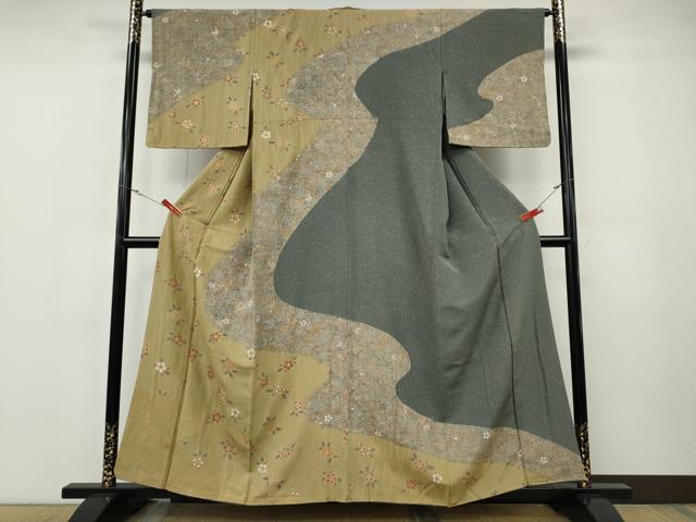 ■■■　サイズ　■■■ 身丈 158cm（肩から） 裄丈 64cm 袖丈 49cm　縫込み 6cm 袖幅 33.5cm 前幅 25cm 後幅 30cm 着物縫いこみ 内揚げ 5cm 裄 お袖側 約1cm　身頃側 約4cm ■■■　商品詳細　■■■ 【正絹】 状態は接写画像のように後身頃・両袖に薄い汚れがございますが その他特に目立ったシミ汚れなどもなく大変良い状態です。 大変上質な逸品になります。 お安く出品致しますので、是非この機会にいかがでしょうか？ ■■■　注意事項　■■■ ■モニター発色の具合により色合いが異なる場合がございます。 ■寸法は多少の誤差が生じる場合がございますのでご了承ください。 ■縫込みの長さが左右非対称の場合は短い部分を記載しております。 左右非対称であってもご返品・お値引き等の保証は出来かねますので、ご了承の上ご購入をお願い致します。 ■シミ等のチェックには注意を払っておりますが、見落としがある場合もございますし、個人の見解も様々ですので神経質な方のご購入はお控えください。 ■箪笥に入っておりました着物や帯なので畳みシワや匂いがあるものもございます。 ■お休みは基本的に土日祝となりますが、その他臨時でお休みする場合がございますのでご了承ください。 ■商品の発送は平日のみの発送となります。 ■夜間と土曜、日曜日はお問い合わせの回答が遅れる場合がございます。 ■当店では、お直し、紋入れ、お手入れ等は承っておりません。 ■生地の状態（ヤケ、経年劣化等）によってはサイズ直しが出来ない場合がございます。 その点もどうかご了承のうえ、ご購入をお願いいたします。 ■弊社で取り扱う商品は一点ものにつき、時期や在庫状況に応じて金額が変更となる場合がございます。 ■検針は行っておりません。予めご了承いただきますようお願いいたします。 ■【洗える着物】と記載のある商品におきましては、商品お届け後に洗濯を行ってしまってからのご返品にはご対応しかねます。 念の為、専門店でのお手入れをお願いいたします。 ■着物のサイズ目安は下記を参考ください↓ ＜女性着物＞　お端折り次第で＋5cm　−1cmが着用可能サイズ 　例）身丈170cmの場合、身長160cm〜175cm ＜男性着物＞　身丈＋約25cm〜27cm程が適応身長 　例）身丈155cmの場合、身長180〜182cm