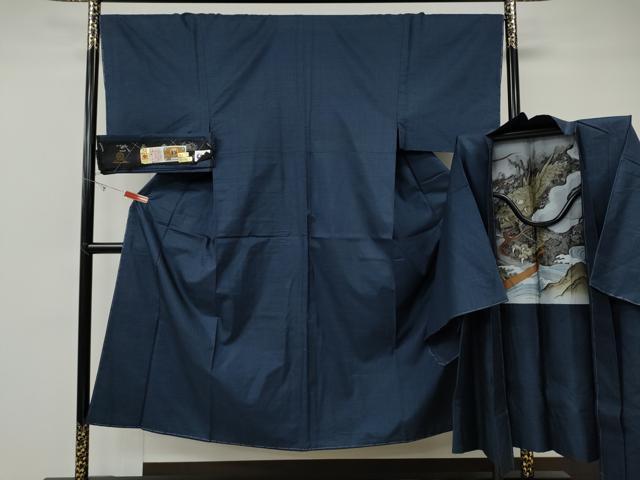 ■■■　サイズ　■■■ 【着物】 身丈 144cm（肩から） 裄丈 68cm 袖丈 48cm　縫込み 6cm 袖幅 34cm 前幅 23cm 後幅 30.5cm 着物縫いこみ 内揚げ 7cm 裄 お袖側 約1.5cm　身頃側 約0cm 【羽織】 身丈 88cm（肩から） 裄丈 69cm 袖丈 50cm　縫込み 5cm 袖幅 34.5cm 前幅 20cm 後幅 31cm 裄 お袖側 約0cm　身頃側 約5cm ■■■　商品詳細　■■■ 【正絹・未使用】 状態は特に目立ったシミ汚れなどもなく大変良い状態です。 大変上質な逸品になります。 お安く出品致しますので、是非この機会にいかがでしょうか？ ■■■　注意事項　■■■ ■モニター発色の具合により色合いが異なる場合がございます。 ■寸法は多少の誤差が生じる場合がございますのでご了承ください。 ■縫込みの長さが左右非対称の場合は短い部分を記載しております。 左右非対称であってもご返品・お値引き等の保証は出来かねますので、ご了承の上ご購入をお願い致します。 ■シミ等のチェックには注意を払っておりますが、見落としがある場合もございますし、個人の見解も様々ですので神経質な方のご購入はお控えください。 ■箪笥に入っておりました着物や帯なので畳みシワや匂いがあるものもございます。 ■お休みは基本的に土日祝となりますが、その他臨時でお休みする場合がございますのでご了承ください。 ■商品の発送は平日のみの発送となります。 ■夜間と土曜、日曜日はお問い合わせの回答が遅れる場合がございます。 ■当店では、お直し、紋入れ、お手入れ等は承っておりません。 ■生地の状態（ヤケ、経年劣化等）によってはサイズ直しが出来ない場合がございます。 その点もどうかご了承のうえ、ご購入をお願いいたします。 ■弊社で取り扱う商品は一点ものにつき、時期や在庫状況に応じて金額が変更となる場合がございます。 ■検針は行っておりません。予めご了承いただきますようお願いいたします。 ■【洗える着物】と記載のある商品におきましては、商品お届け後に洗濯を行ってしまってからのご返品にはご対応しかねます。 念の為、専門店でのお手入れをお願いいたします。 ■着物のサイズ目安は下記を参考ください↓ ＜女性着物＞　お端折り次第で＋5cm　−1cmが着用可能サイズ 　例）身丈170cmの場合、身長160cm〜175cm ＜男性着物＞　身丈＋約25cm〜27cm程が適応身長 　例）身丈155cmの場合、身長180〜182cm