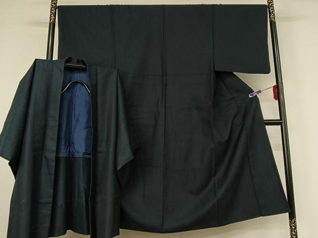 ■■■　サイズ　■■■ 【着物】 身丈 140cm（肩から） 裄丈 67cm 袖丈 48cm　縫込み 1.5cm 袖幅 35cm 前幅 25.5cm 後幅 30.5cm 着物縫いこみ 内揚げ 6cm 裄 お袖側 約1cm　身頃側 約3cm 【羽織】 身丈 87.5cm（肩から） 裄丈 68cm 袖丈 49cm　縫込み 1cm 袖幅 35cm 前幅 20cm 後幅 30cm 裄 お袖側 約1cm　身頃側 約3cm ■■■　商品詳細　■■■ 【交織】 着物の状態は接写画像のように肩当て・居敷当てに薄い汚れがございますが その他特に目立ったシミ汚れなどもなく大変良い状態です。 羽織の状態は特に目立ったシミ汚れなどもなく大変良い状態です。 お安く出品致しますので、是非この機会にいかがでしょうか？ ■■■　注意事項　■■■ ■モニター発色の具合により色合いが異なる場合がございます。 ■寸法は多少の誤差が生じる場合がございますのでご了承ください。 ■縫込みの長さが左右非対称の場合は短い部分を記載しております。 左右非対称であってもご返品・お値引き等の保証は出来かねますので、ご了承の上ご購入をお願い致します。 ■シミ等のチェックには注意を払っておりますが、見落としがある場合もございますし、個人の見解も様々ですので神経質な方のご購入はお控えください。 ■箪笥に入っておりました着物や帯なので畳みシワや匂いがあるものもございます。 ■お休みは基本的に土日祝となりますが、その他臨時でお休みする場合がございますのでご了承ください。 ■商品の発送は平日のみの発送となります。 ■夜間と土曜、日曜日はお問い合わせの回答が遅れる場合がございます。 ■当店では、お直し、紋入れ、お手入れ等は承っておりません。 ■生地の状態（ヤケ、経年劣化等）によってはサイズ直しが出来ない場合がございます。 その点もどうかご了承のうえ、ご購入をお願いいたします。 ■弊社で取り扱う商品は一点ものにつき、時期や在庫状況に応じて金額が変更となる場合がございます。 ■検針は行っておりません。予めご了承いただきますようお願いいたします。 ■【洗える着物】と記載のある商品におきましては、商品お届け後に洗濯を行ってしまってからのご返品にはご対応しかねます。 念の為、専門店でのお手入れをお願いいたします。 ■着物のサイズ目安は下記を参考ください↓ ＜女性着物＞　お端折り次第で＋5cm　−1cmが着用可能サイズ 　例）身丈170cmの場合、身長160cm〜175cm ＜男性着物＞　身丈＋約25cm〜27cm程が適応身長 　例）身丈155cmの場合、身長180〜182cm
