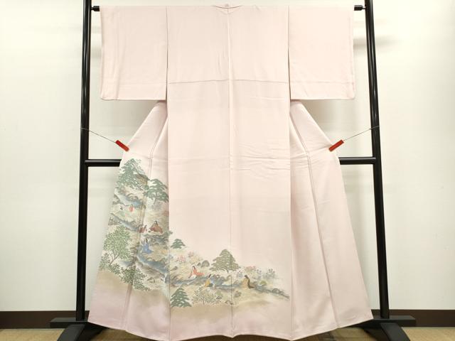 ■■■　サイズ　■■■ 身丈 158cm（肩から） 裄丈 62.5cm 袖丈 48cm　縫込み 6cm 袖幅 32cm 前幅 23.5cm 後幅 29.5cm 着物縫いこみ 内揚げ 10.5cm 裄 お袖側 約0.5cm　身頃側 約1cm ■■■　商品詳細　■■■ 【正絹・紋無し】 状態は画像を添付しておりますので、そちらをご確認下さいますよう宜しくお願い致します。 大変上質な逸品になります。 お安く出品致しますので、是非この機会にいかがでしょうか？ ■■■　注意事項　■■■ ■モニター発色の具合により色合いが異なる場合がございます。 ■寸法は多少の誤差が生じる場合がございますのでご了承ください。 ■縫込みの長さが左右非対称の場合は短い部分を記載しております。 左右非対称であってもご返品・お値引き等の保証は出来かねますので、ご了承の上ご購入をお願い致します。 ■シミ等のチェックには注意を払っておりますが、見落としがある場合もございますし、個人の見解も様々ですので神経質な方のご購入はお控えください。 ■箪笥に入っておりました着物や帯なので畳みシワや匂いがあるものもございます。 ■お休みは基本的に土日祝となりますが、その他臨時でお休みする場合がございますのでご了承ください。 ■商品の発送は平日のみの発送となります。 ■夜間と土曜、日曜日はお問い合わせの回答が遅れる場合がございます。 ■当店では、お直し、紋入れ、お手入れ等は承っておりません。 ■生地の状態（ヤケ、経年劣化等）によってはサイズ直しが出来ない場合がございます。 その点もどうかご了承のうえ、ご購入をお願いいたします。 ■弊社で取り扱う商品は一点ものにつき、時期や在庫状況に応じて金額が変更となる場合がございます。 ■検針は行っておりません。予めご了承いただきますようお願いいたします。 ■【洗える着物】と記載のある商品におきましては、商品お届け後に洗濯を行ってしまってからのご返品にはご対応しかねます。 念の為、専門店でのお手入れをお願いいたします。 ■写真に写っている物が全てになります。それ以外の付属品はございませんのでご了承ください。 ■着物のサイズ目安は下記を参考ください↓ ＜女性着物＞　お端折り次第で＋5cm　−1cmが着用可能サイズ 　例）身丈170cmの場合、身長160cm〜175cm ＜男性着物＞　身丈＋約25cm〜27cm程が適応身長 　例）身丈155cmの場合、身長180〜182cm